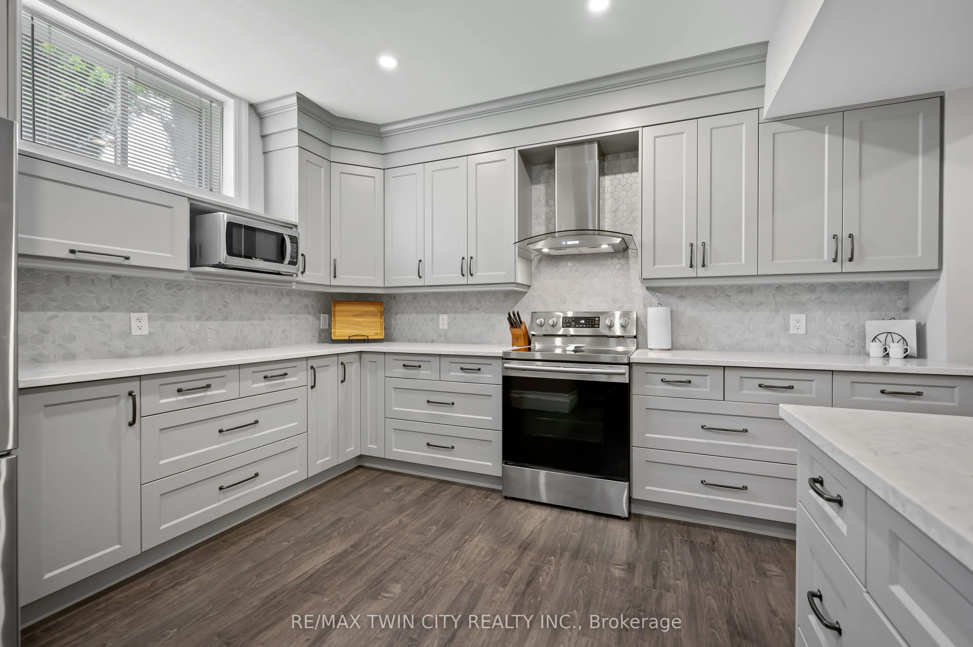 546 Manor Ridge Crescent