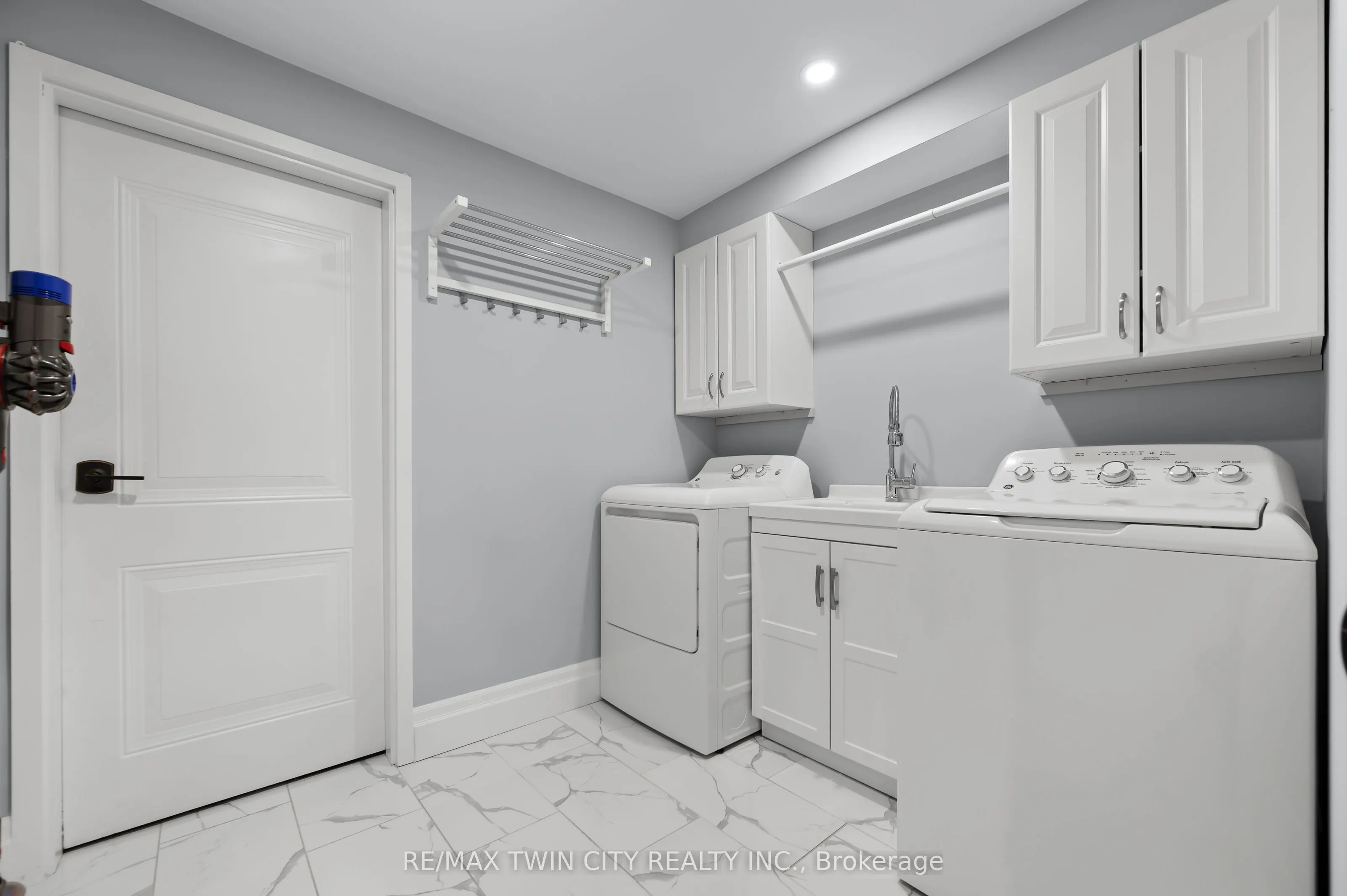 546 Manor Ridge Crescent
