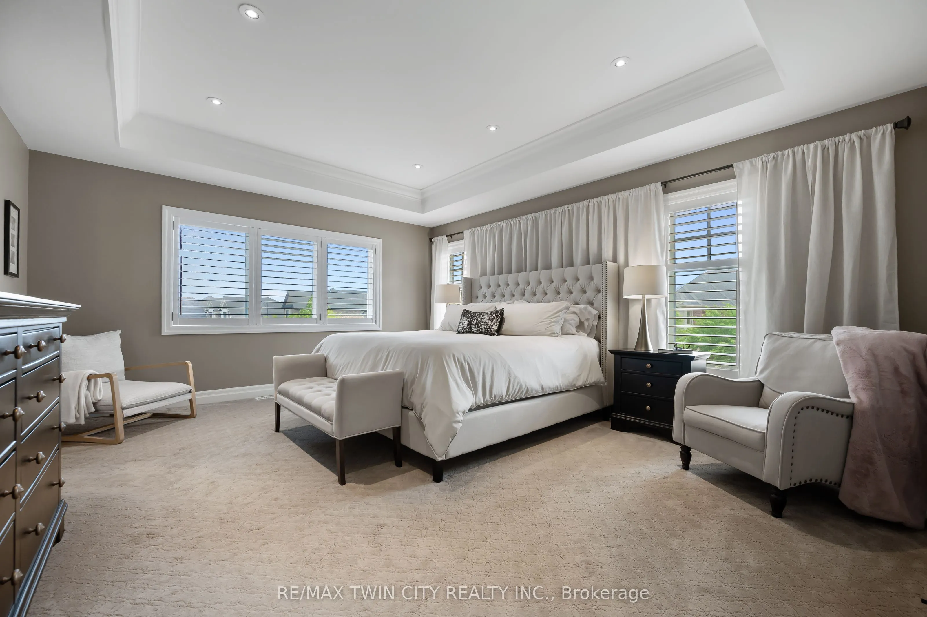 546 Manor Ridge Crescent