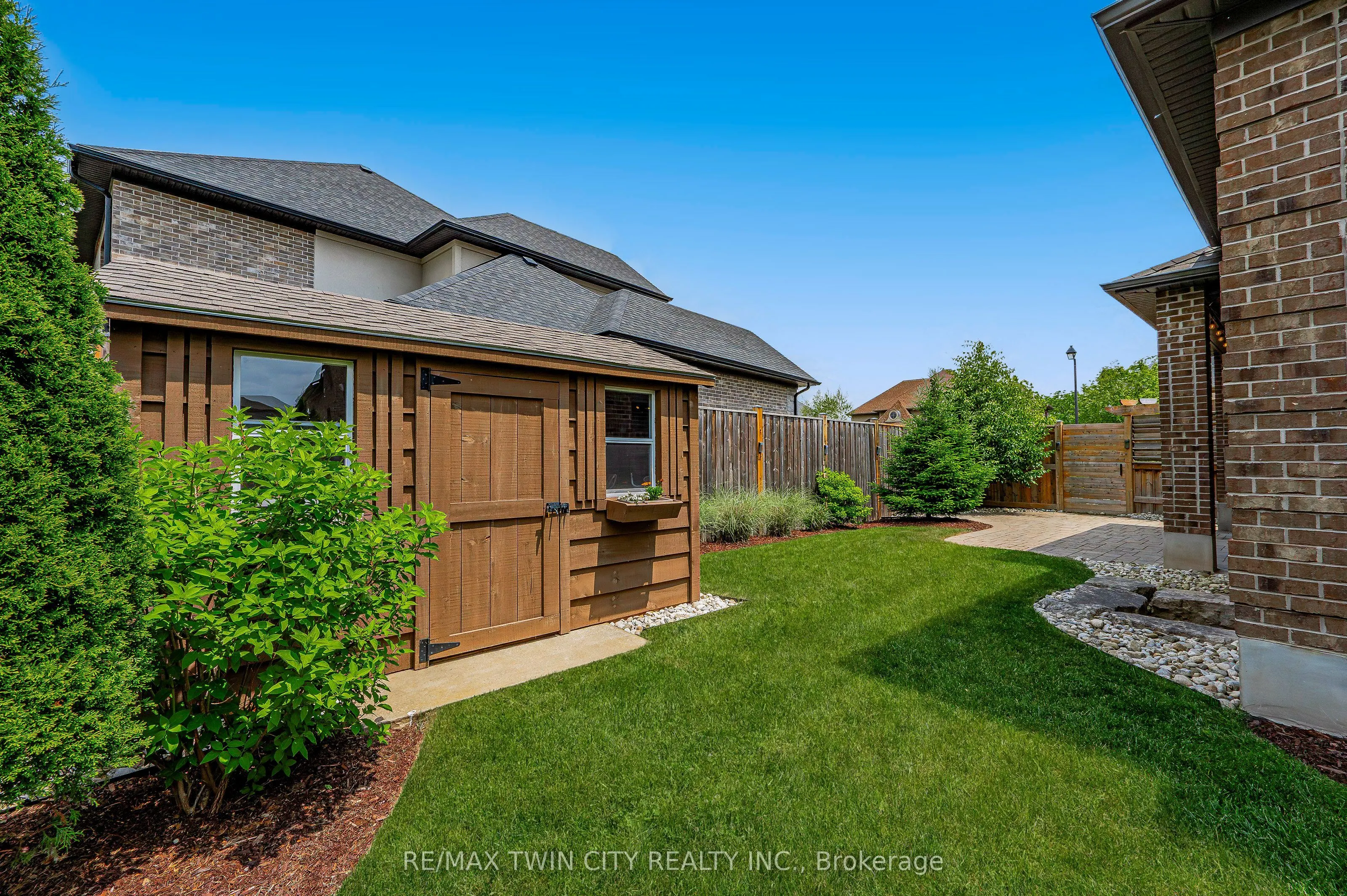 546 Manor Ridge Crescent