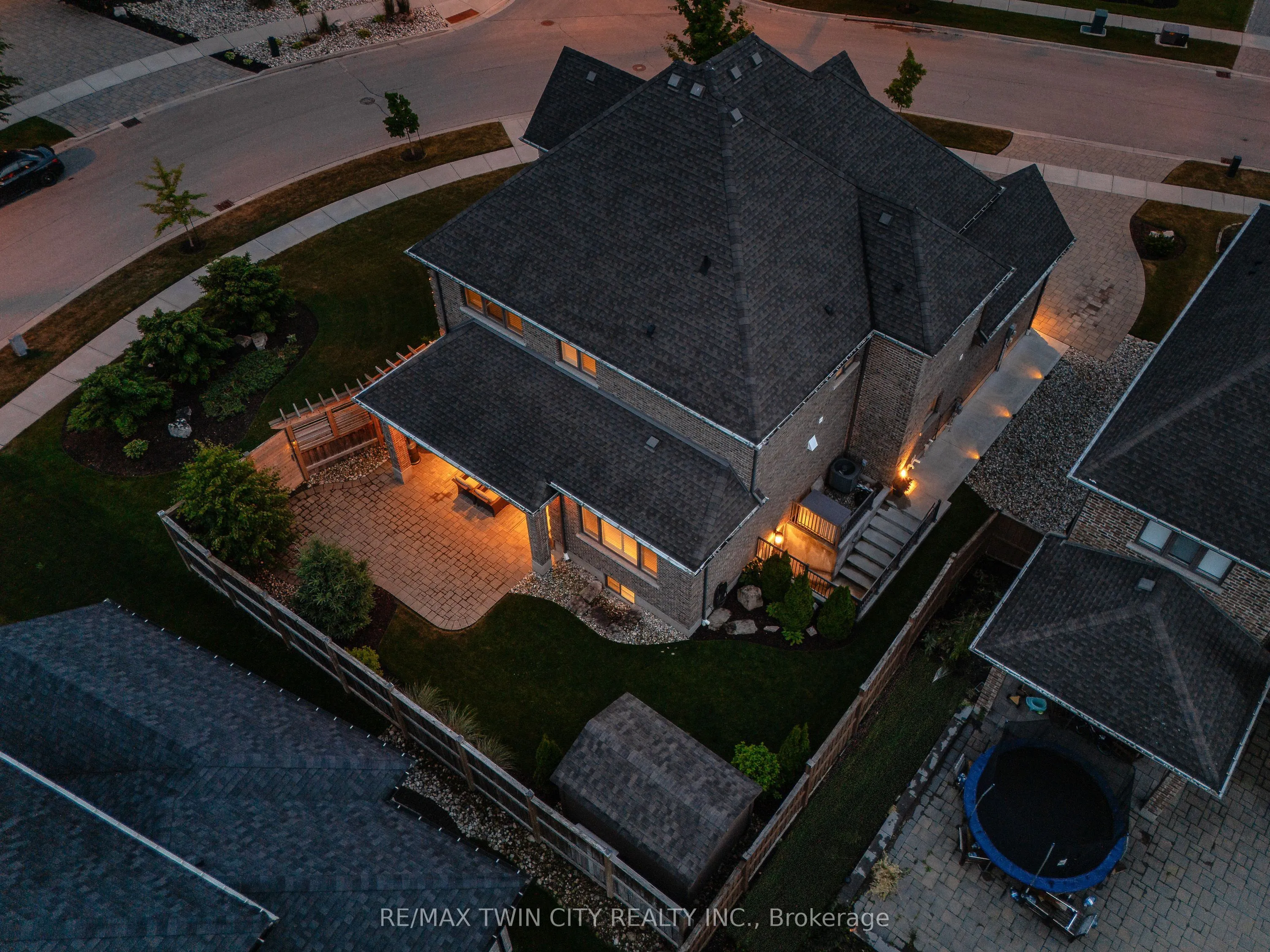 546 Manor Ridge Crescent