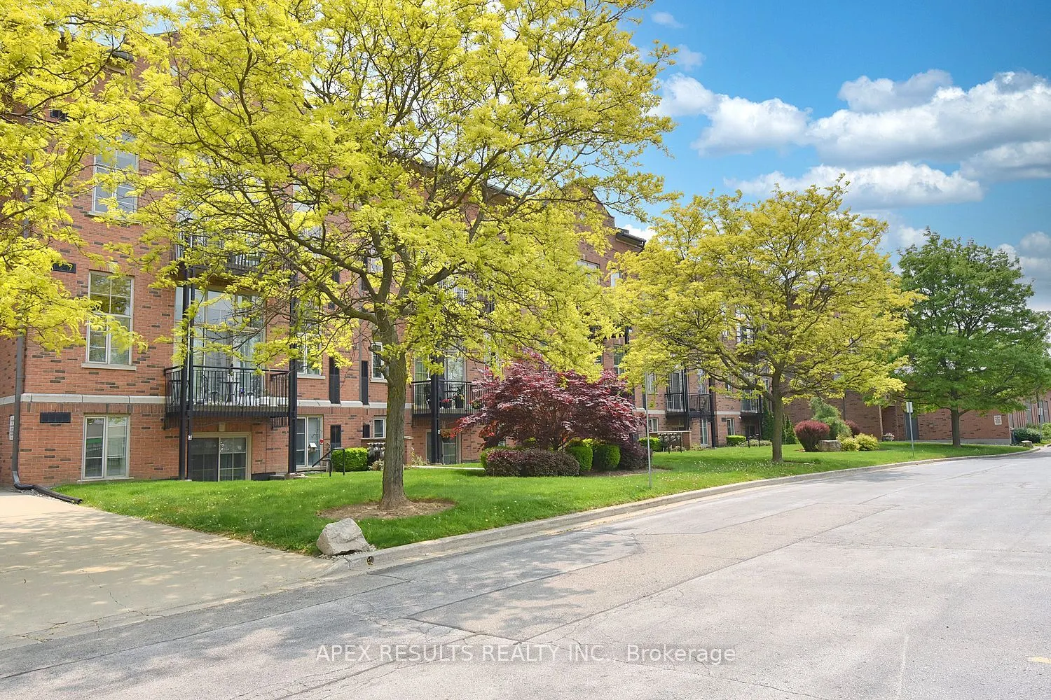 262 Dundas Street E, #406