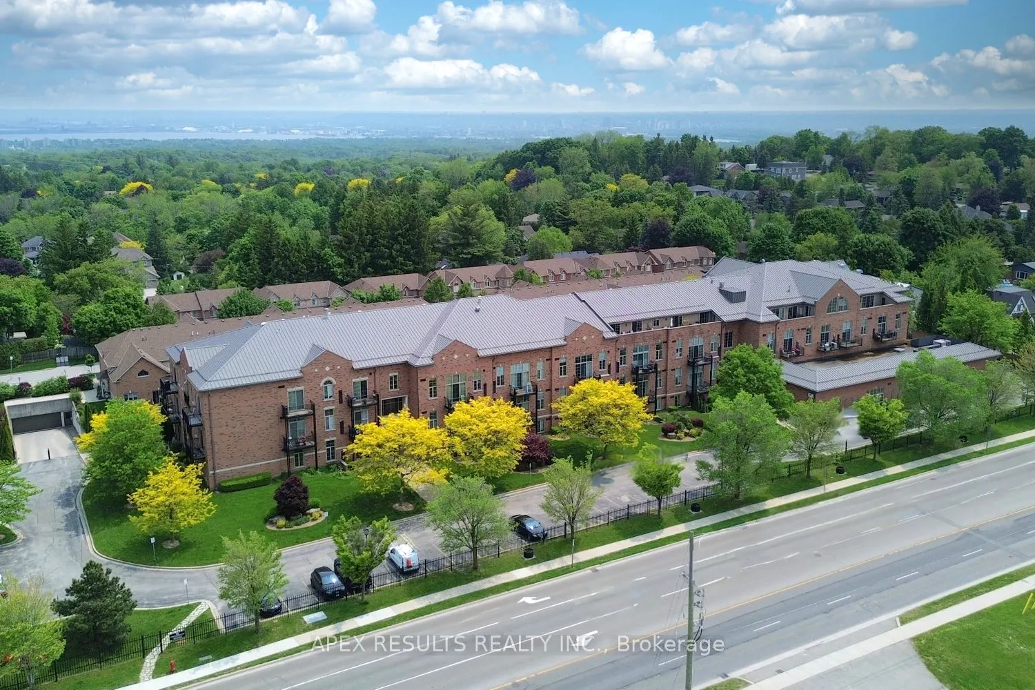 262 Dundas Street E, #406
