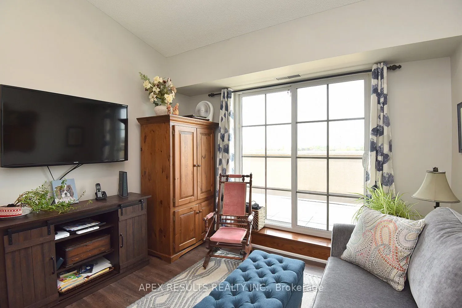 262 Dundas Street E, #406