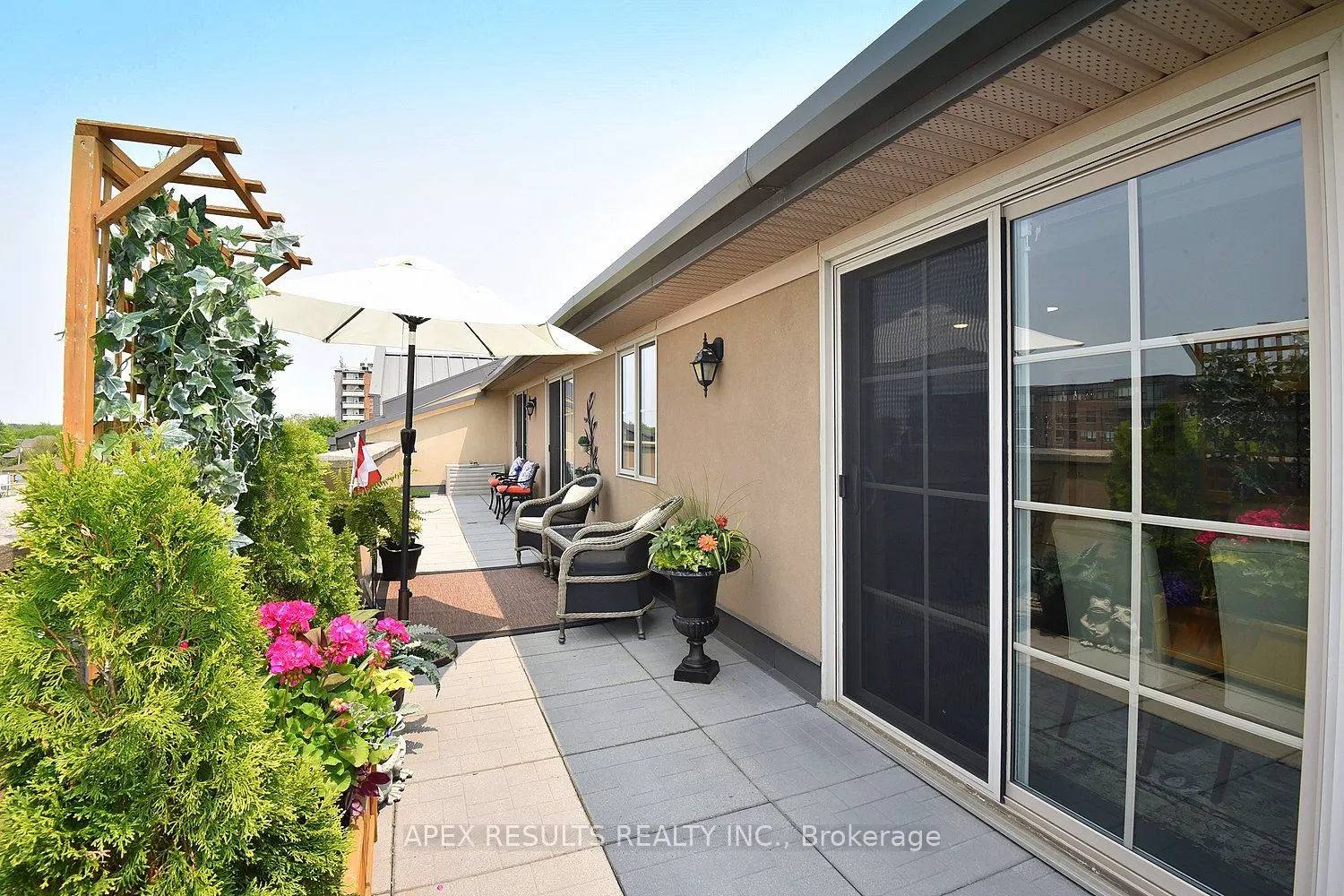 262 Dundas Street E, #406
