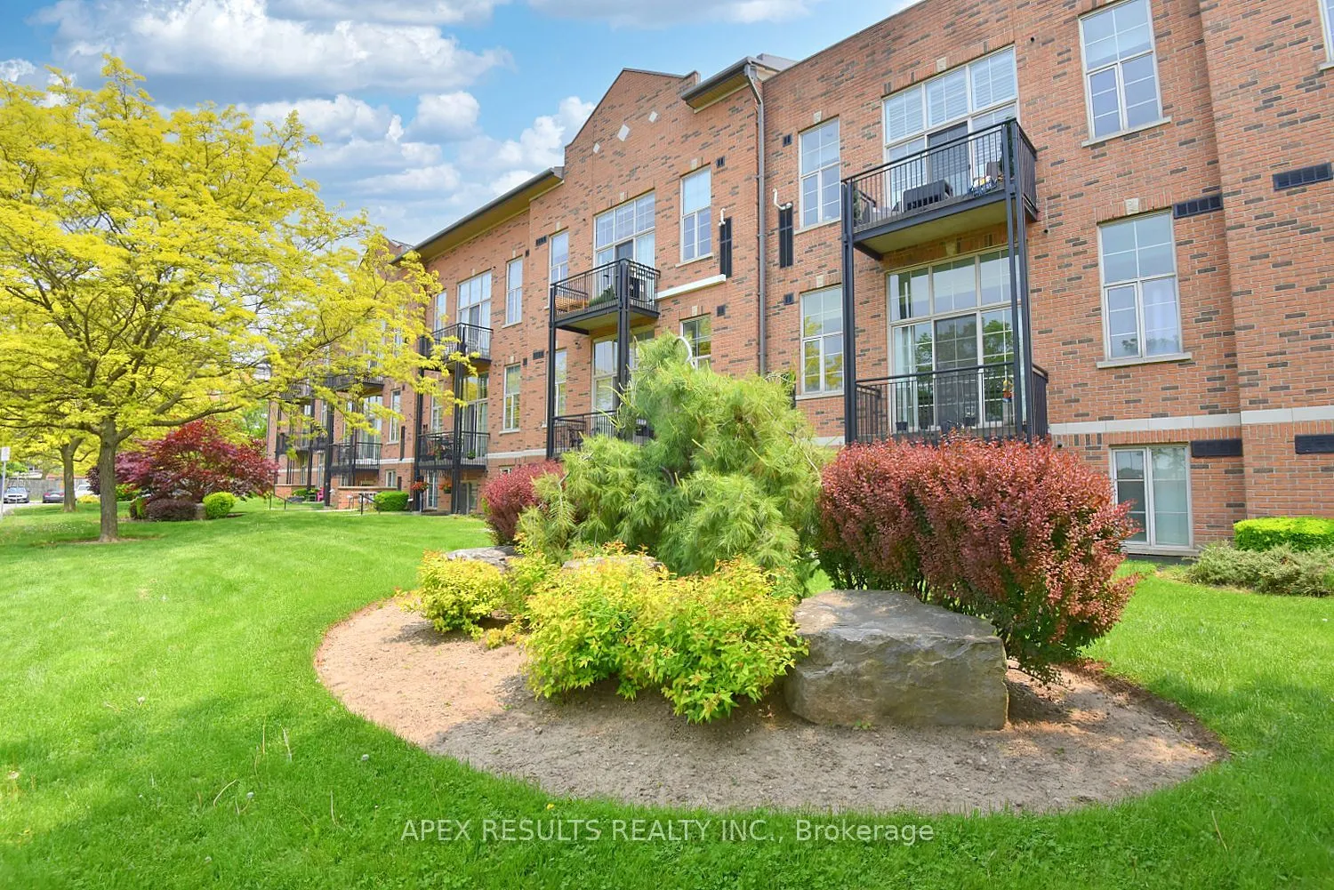 262 Dundas Street E, #406