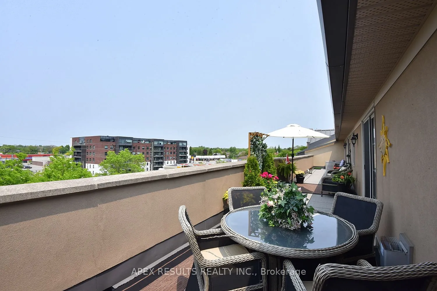262 Dundas Street E, #406