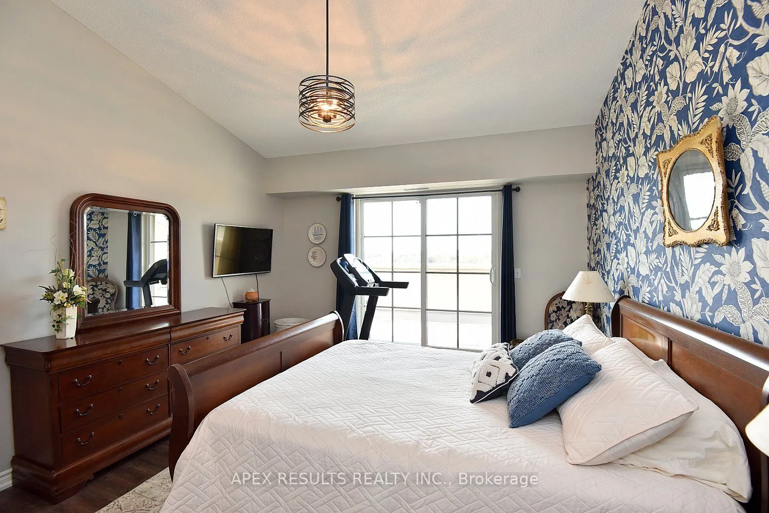 262 Dundas Street E, #406