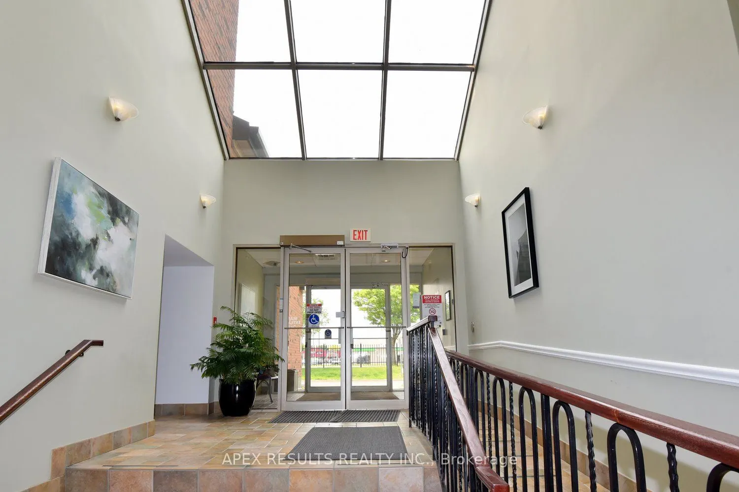 262 Dundas Street E, #406