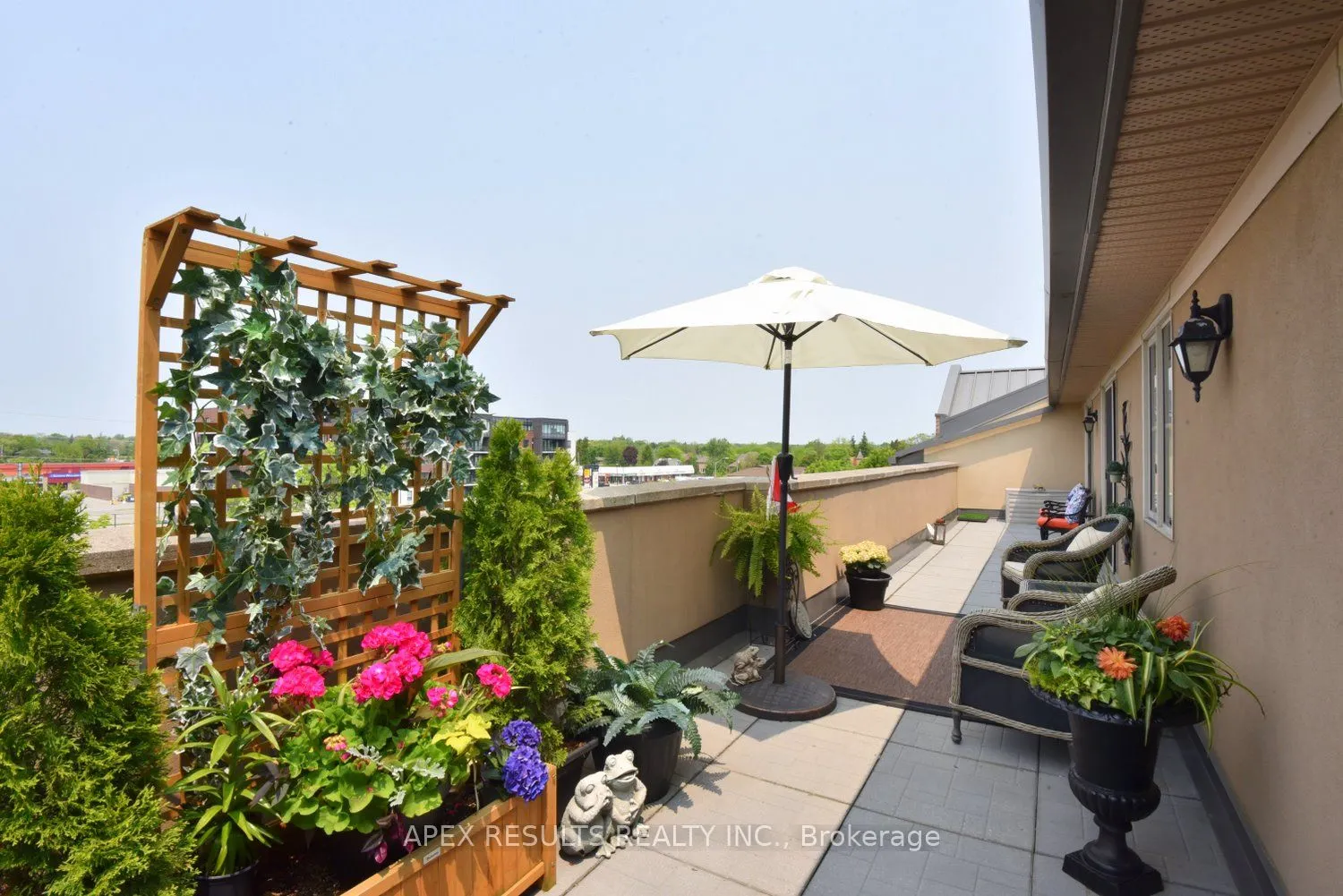 262 Dundas Street E, #406