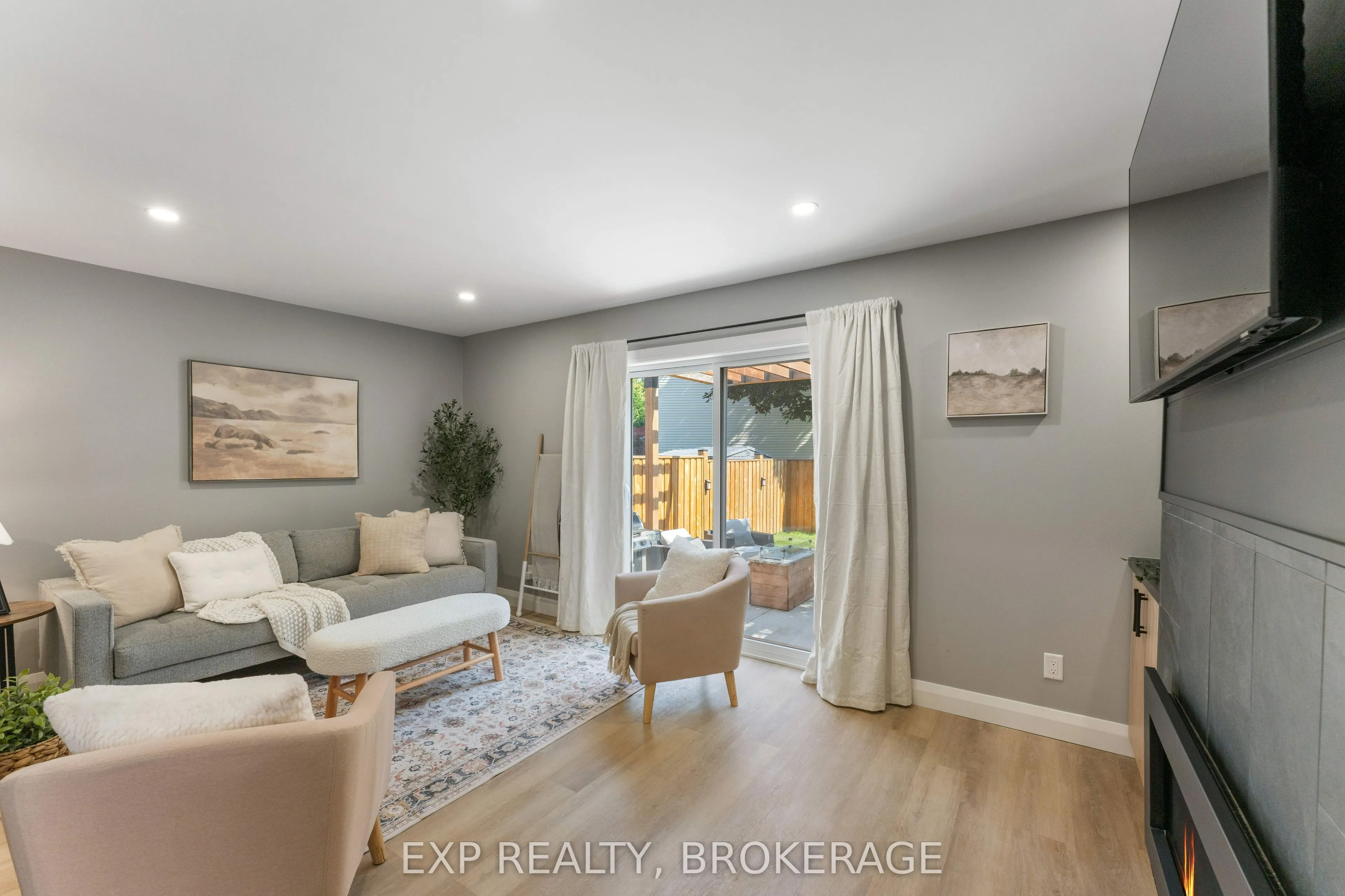 882 CLEARFIELD Crescent