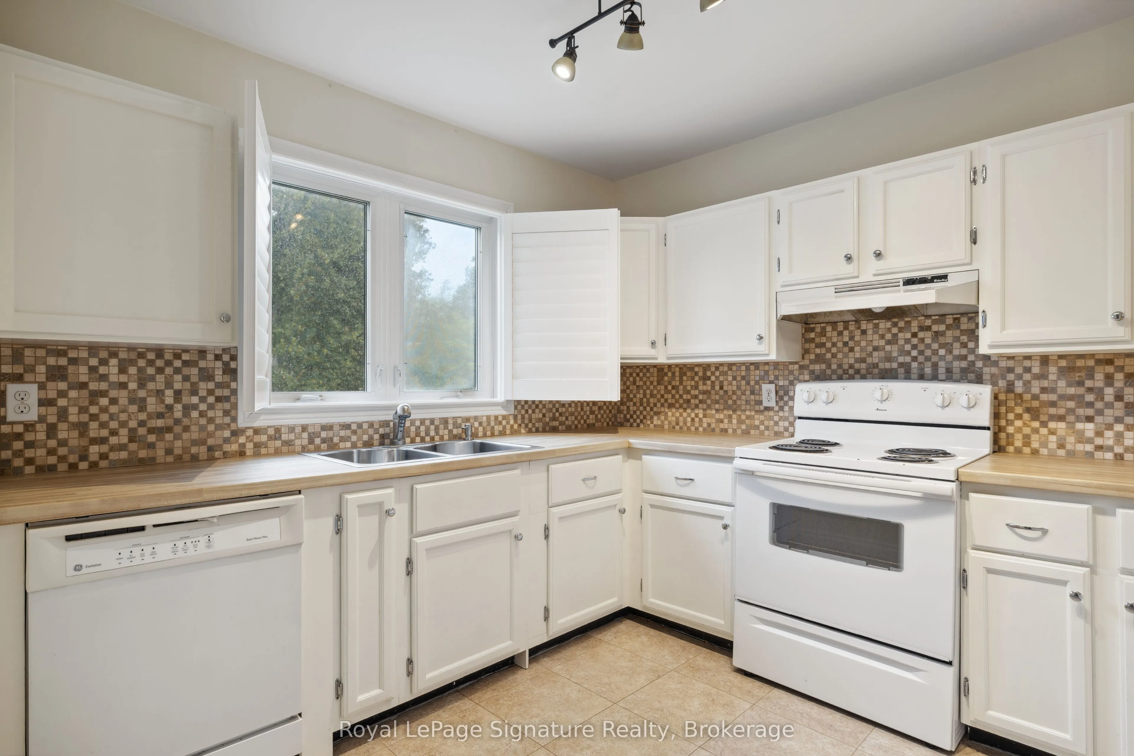 63 BAY Street W, #3