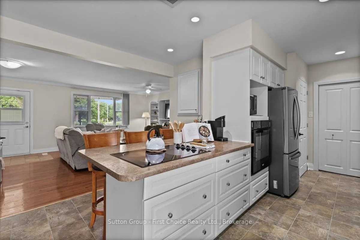 113 Whitelock Street S