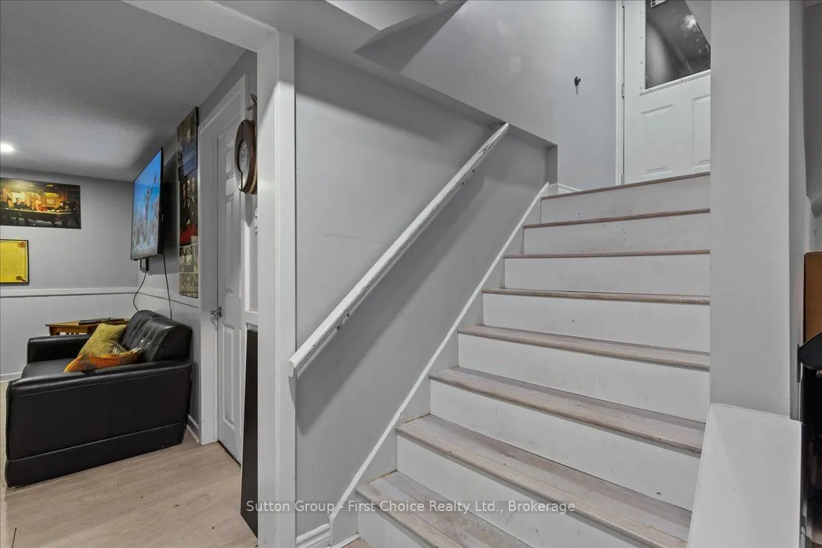 113 Whitelock Street S