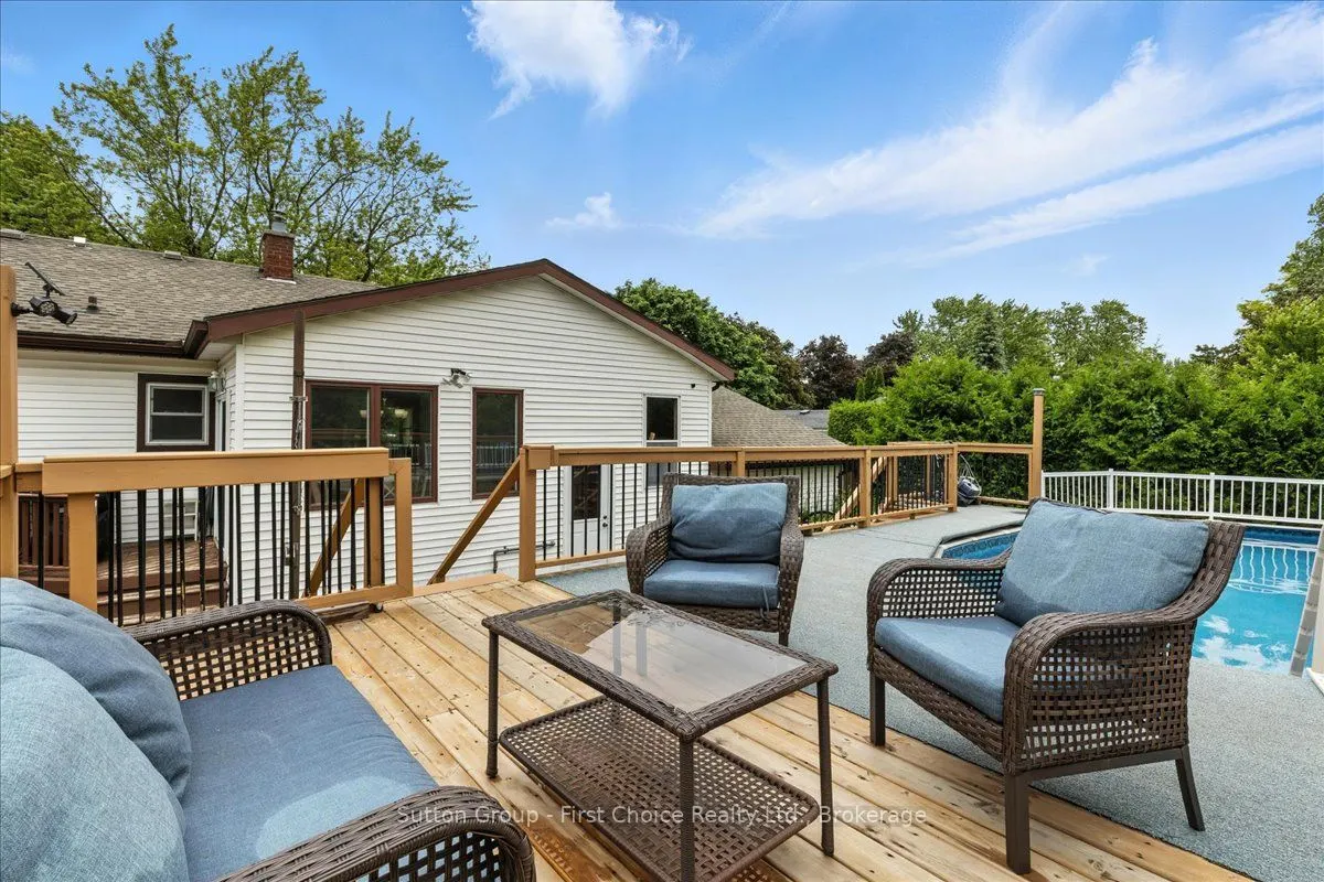 113 Whitelock Street S