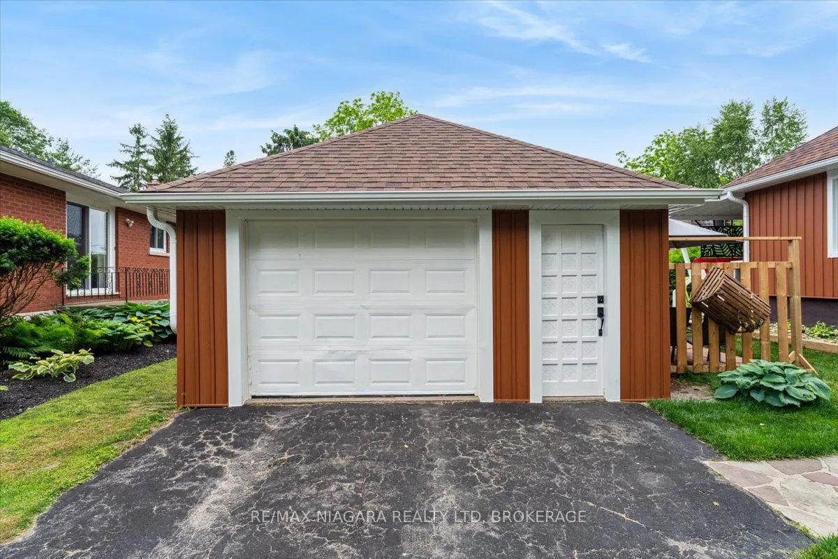56 Oakridge Crescent
