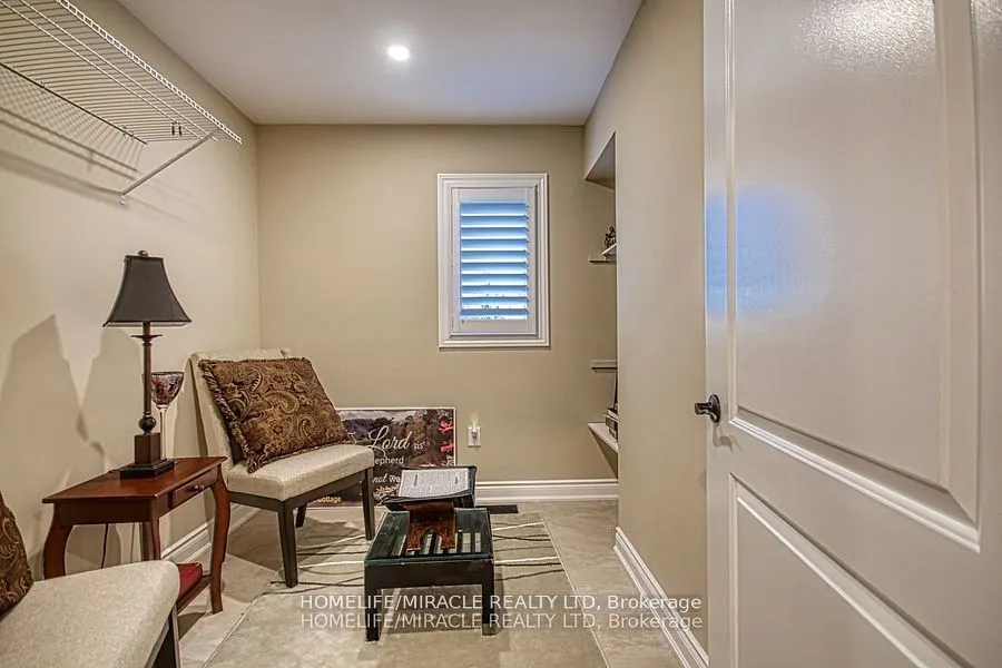 5499 Attema Crescent