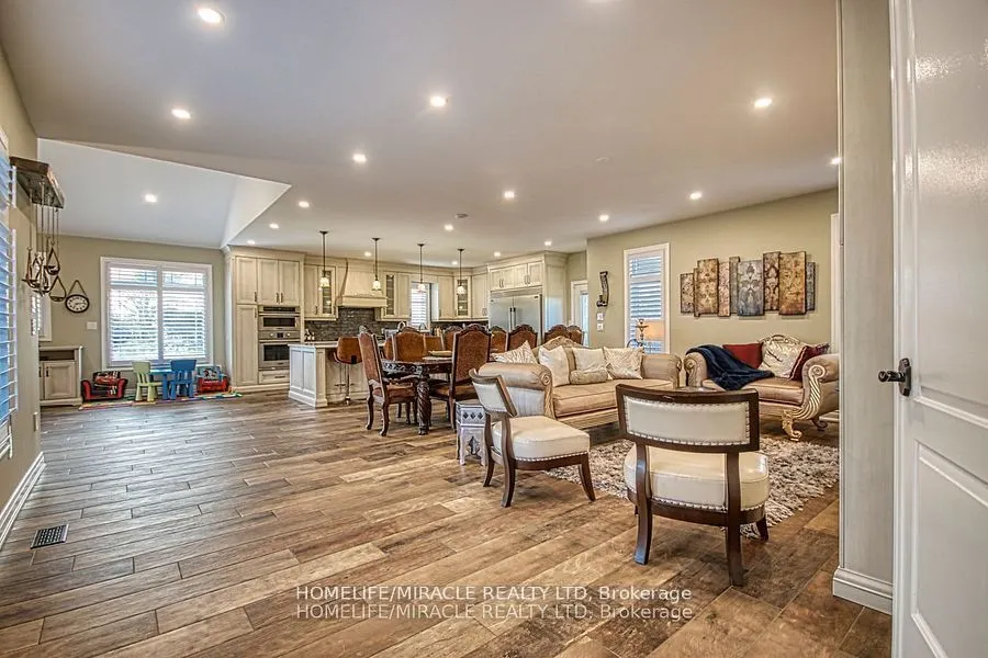 5499 Attema Crescent