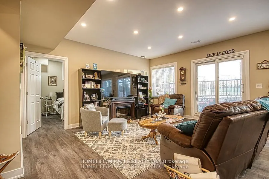 5499 Attema Crescent