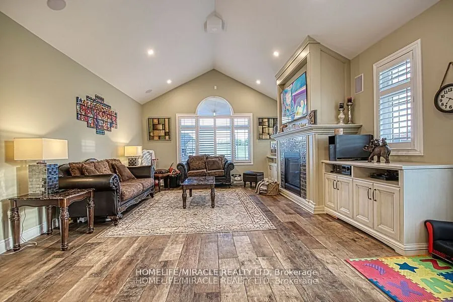 5499 Attema Crescent