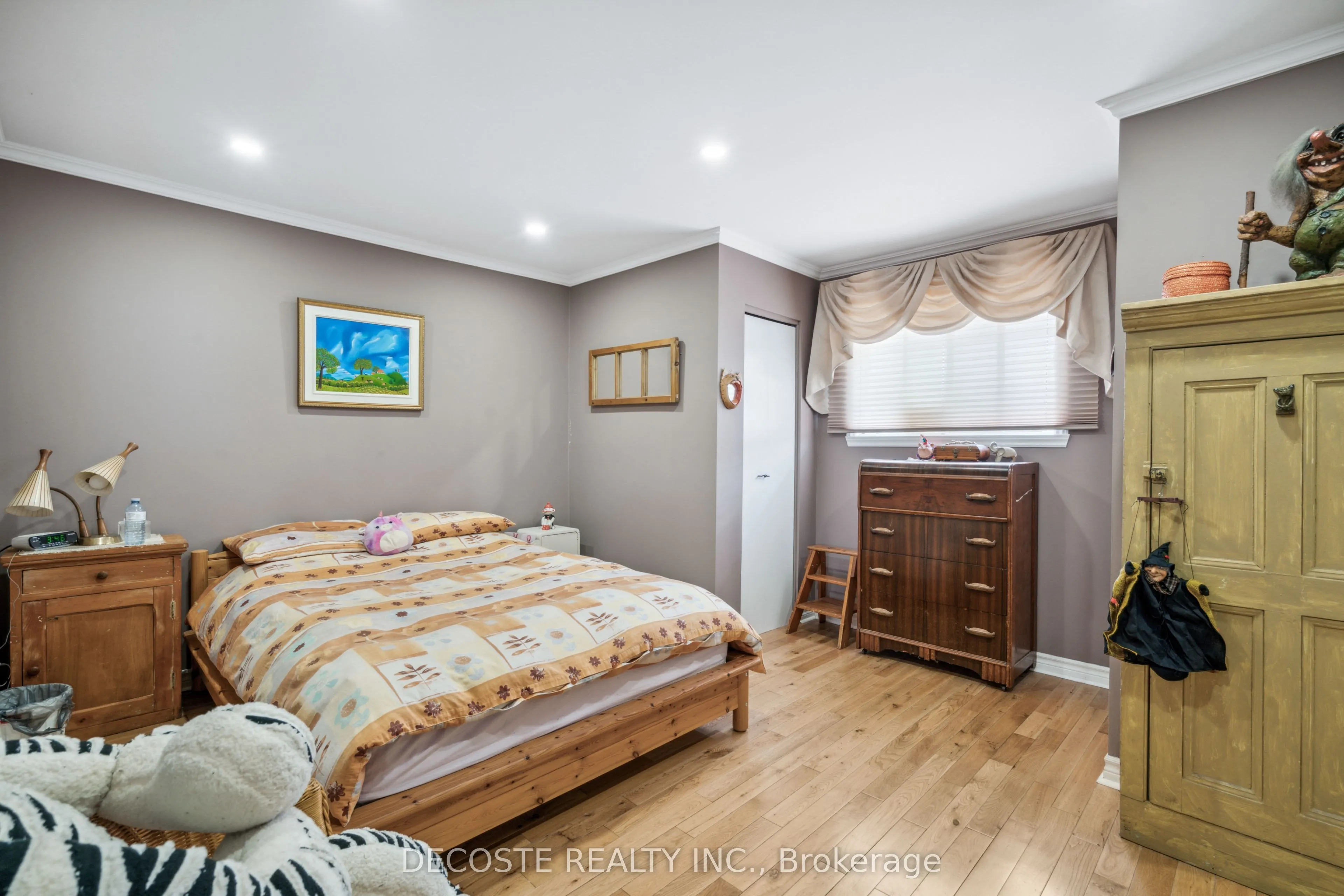 114 St George Street W