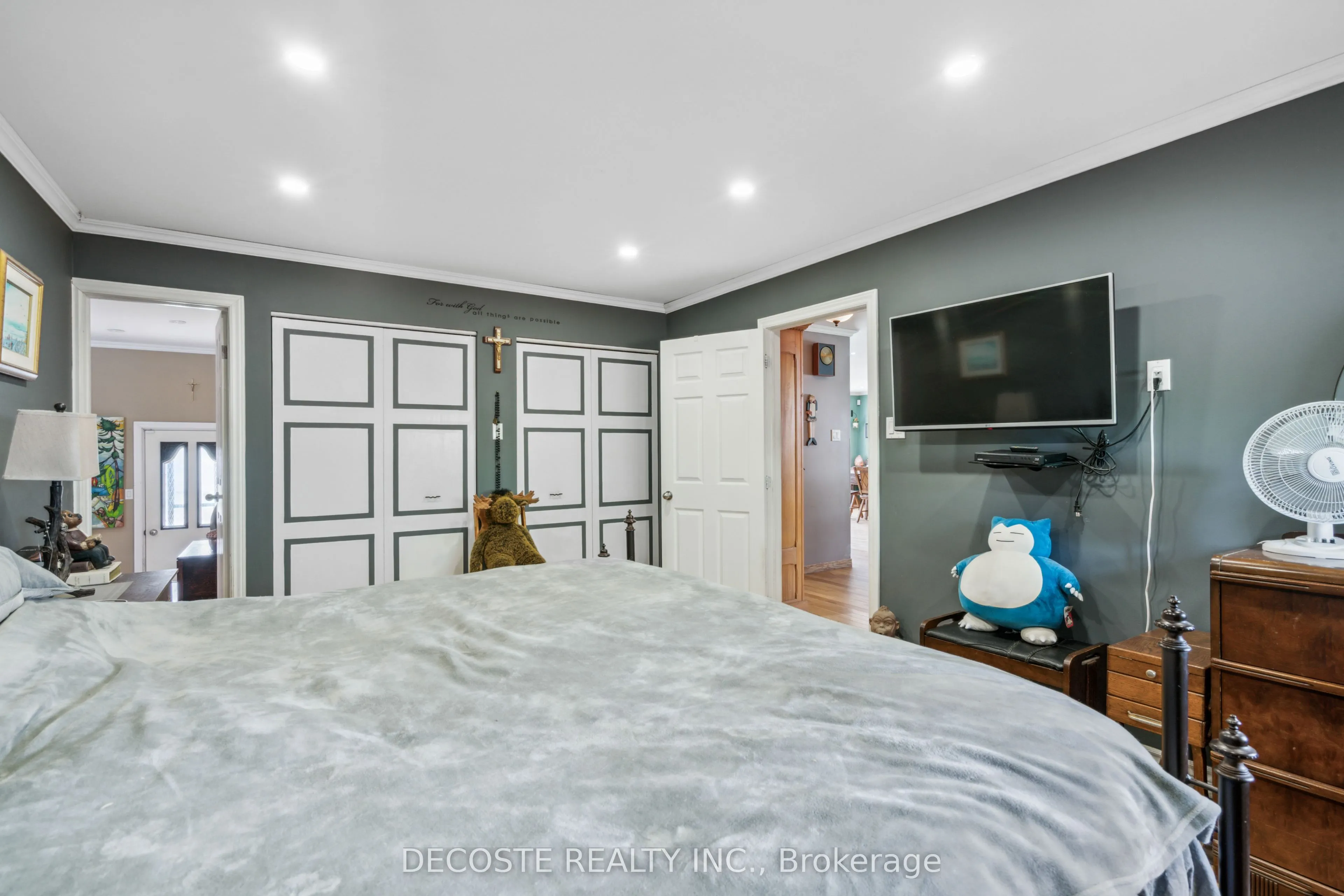 114 St George Street W