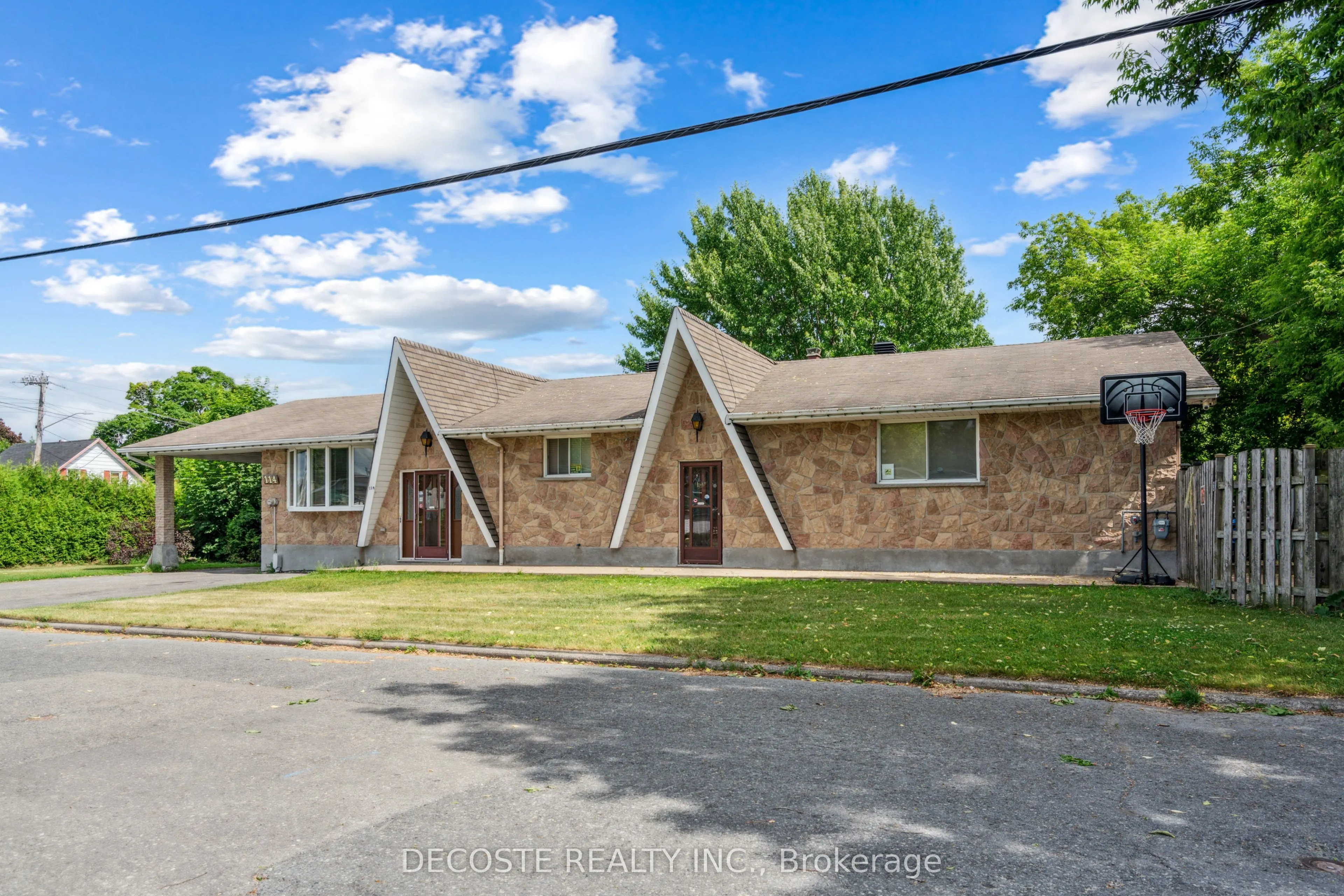 114 St George Street W