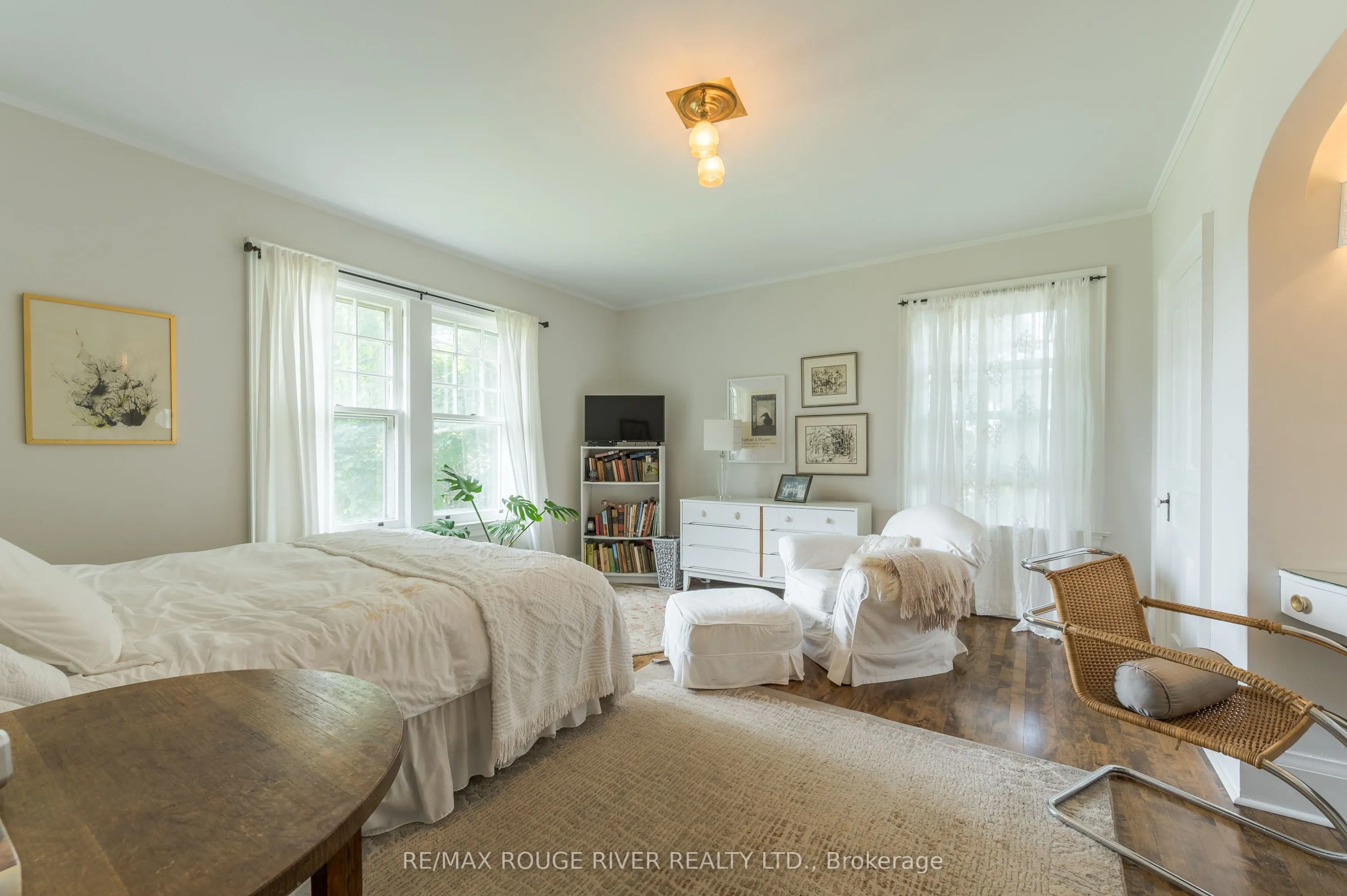 230 King Street W