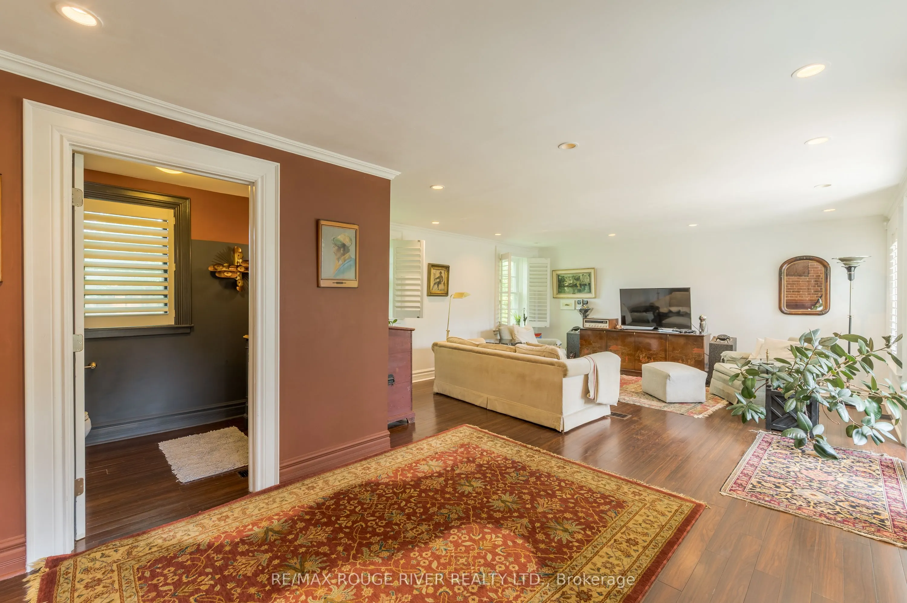 230 King Street W