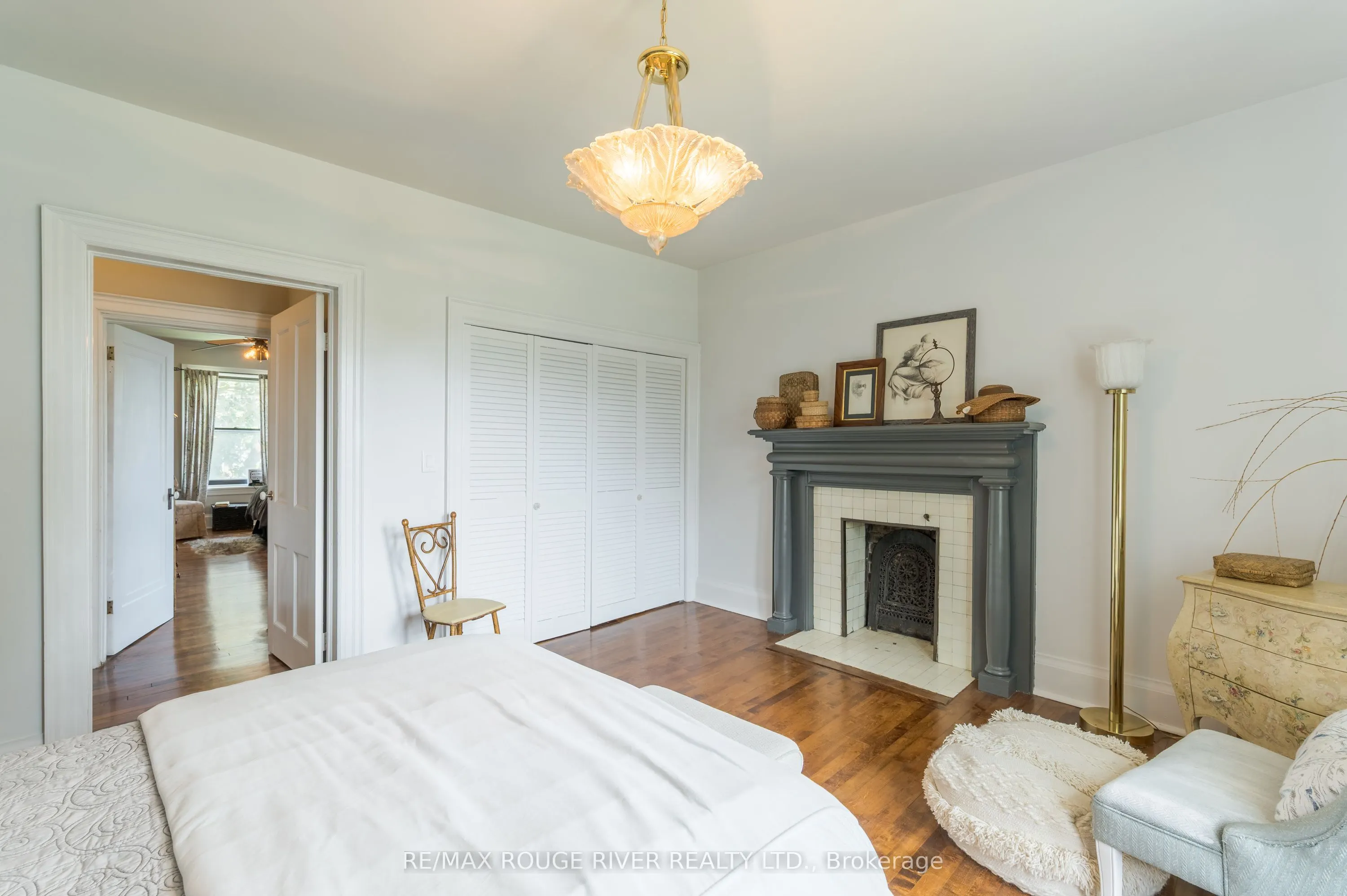 230 King Street W