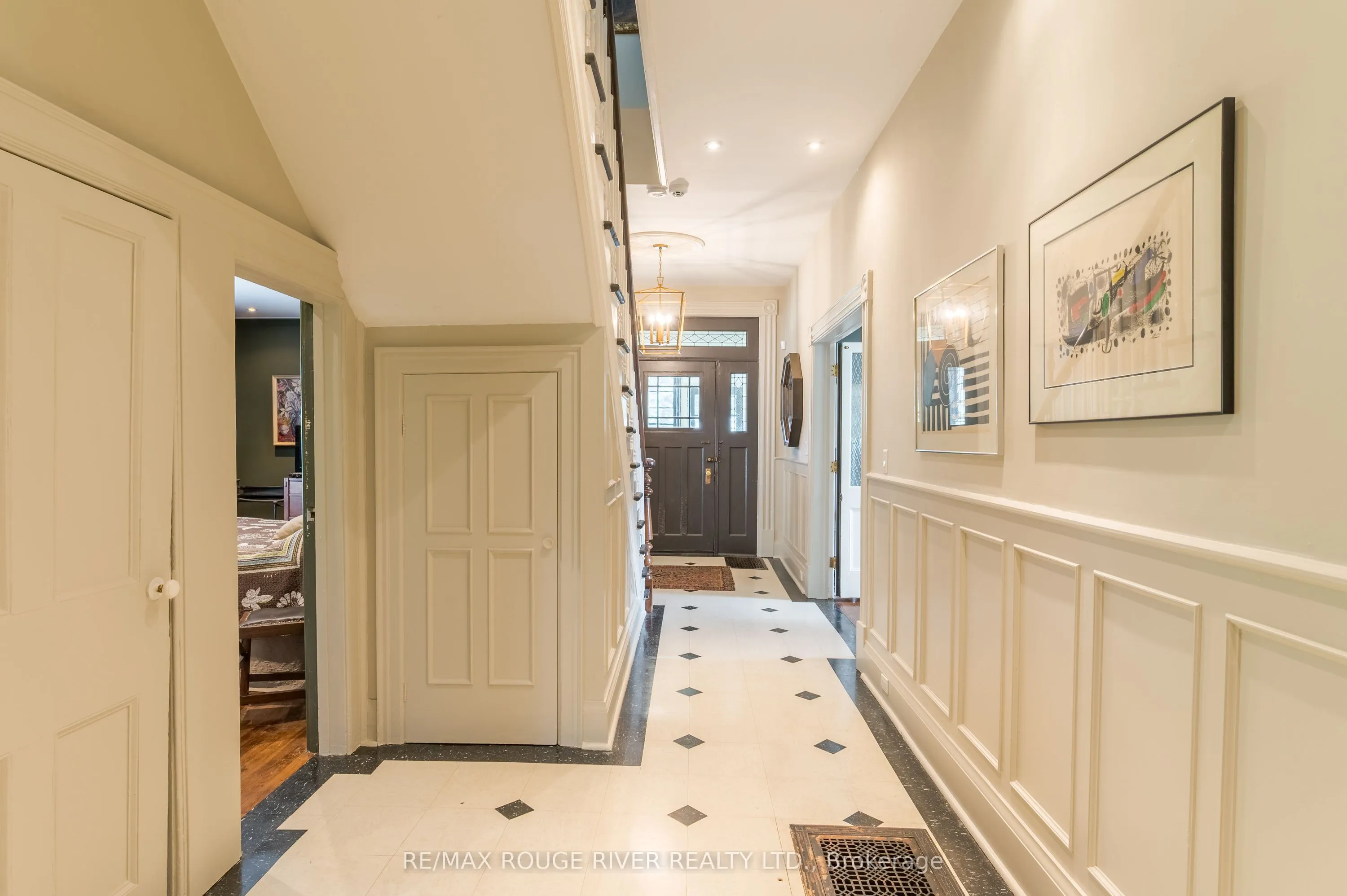 230 King Street W