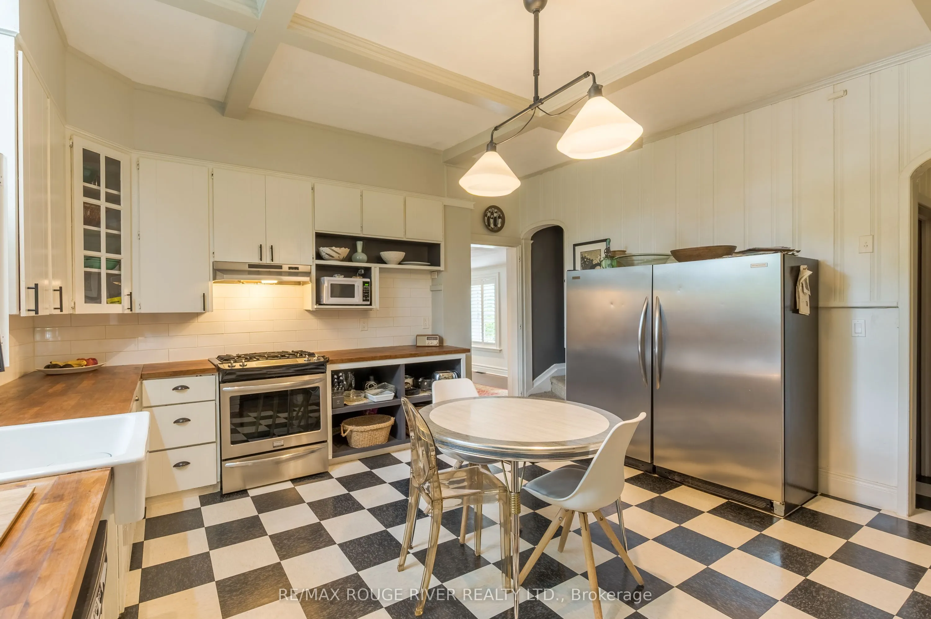 230 King Street W