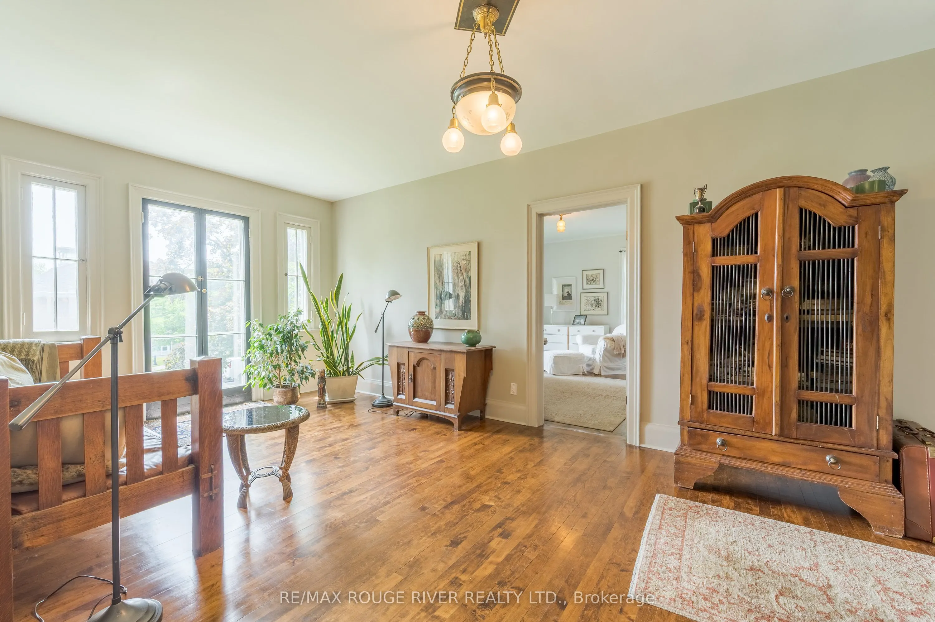 230 King Street W