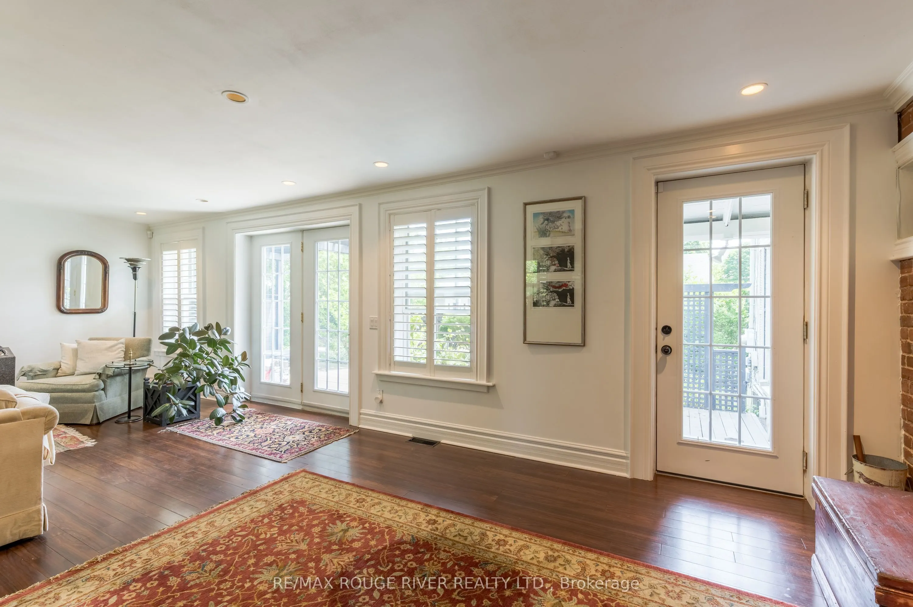 230 King Street W