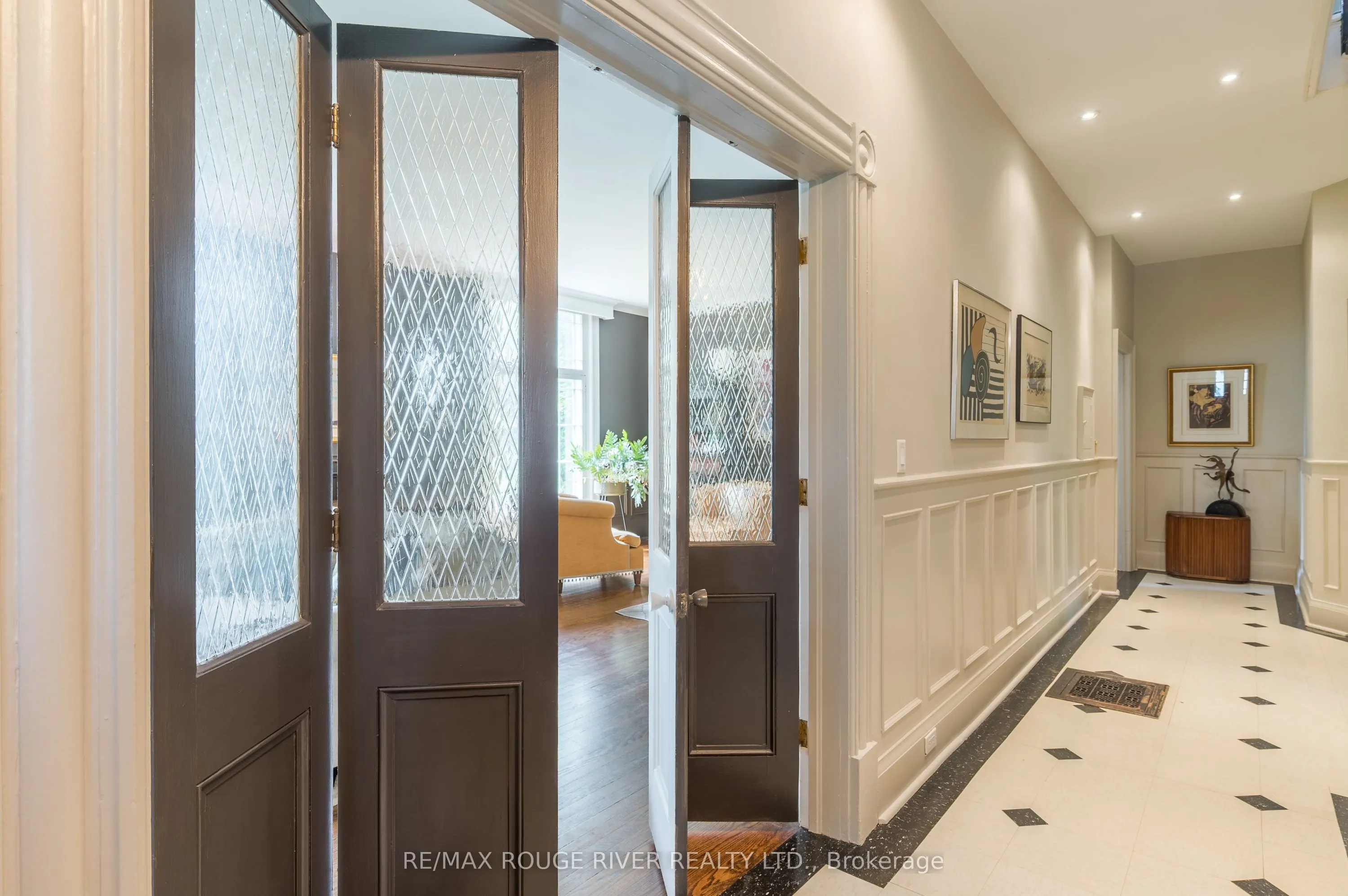230 King Street W