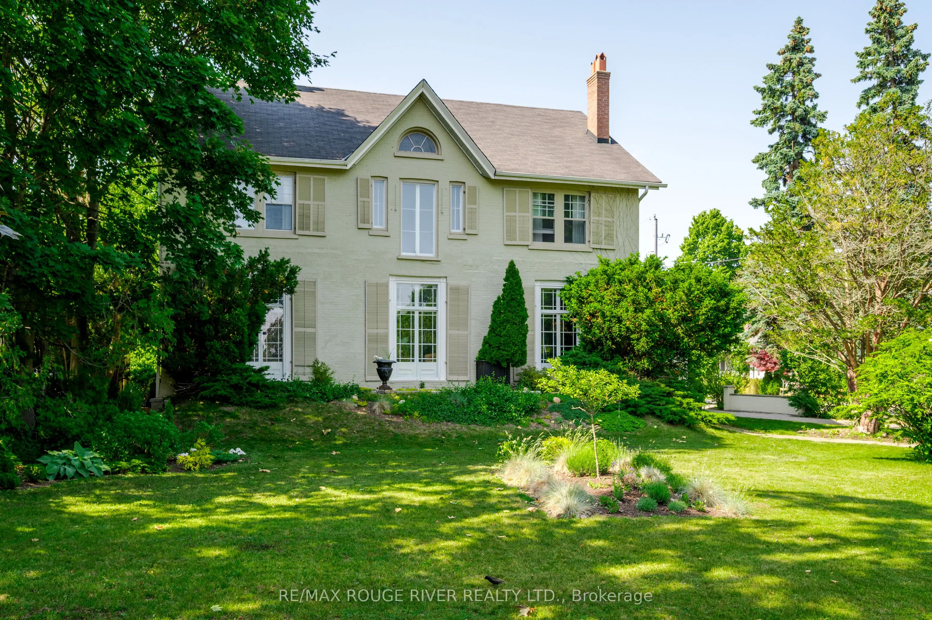 230 King Street W