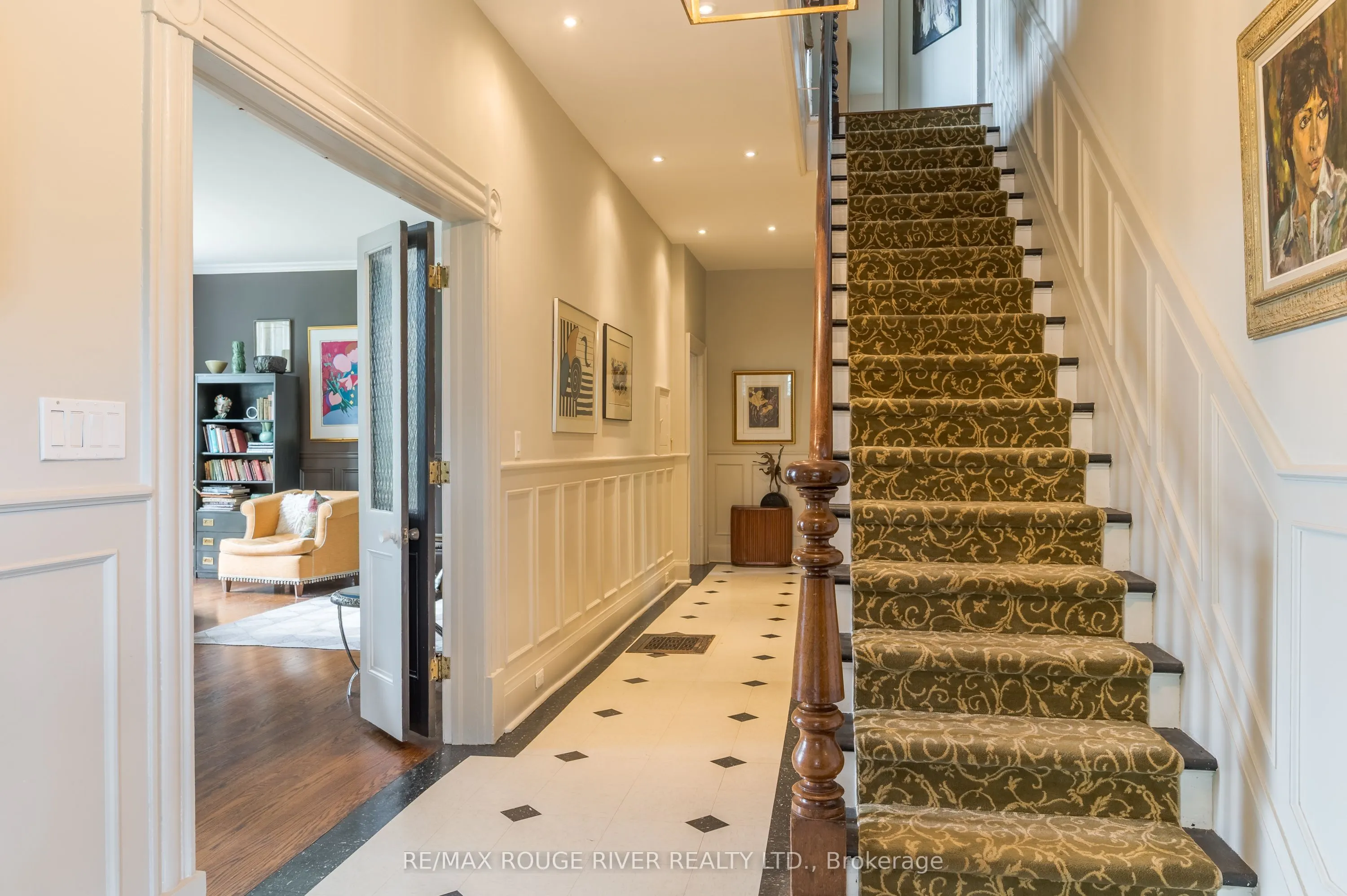 230 King Street W
