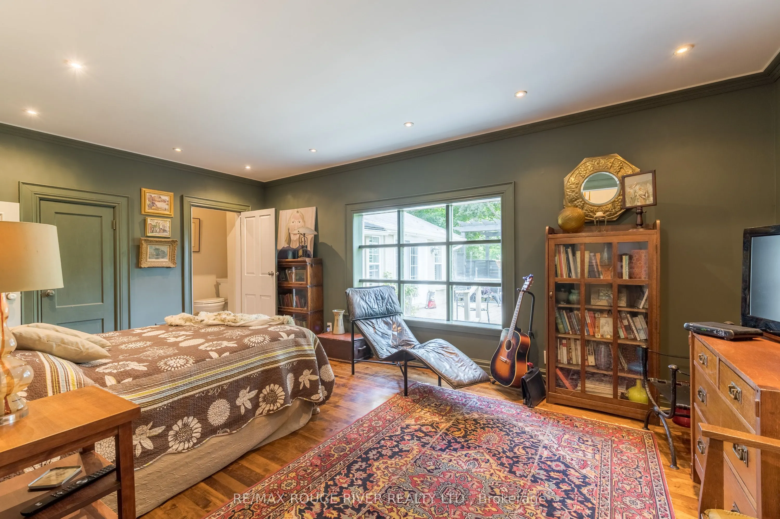 230 King Street W