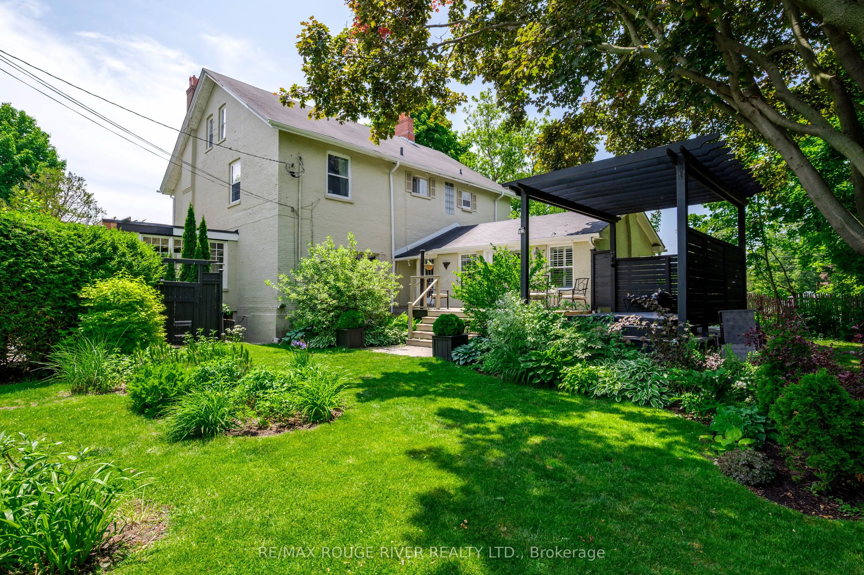 230 King Street W