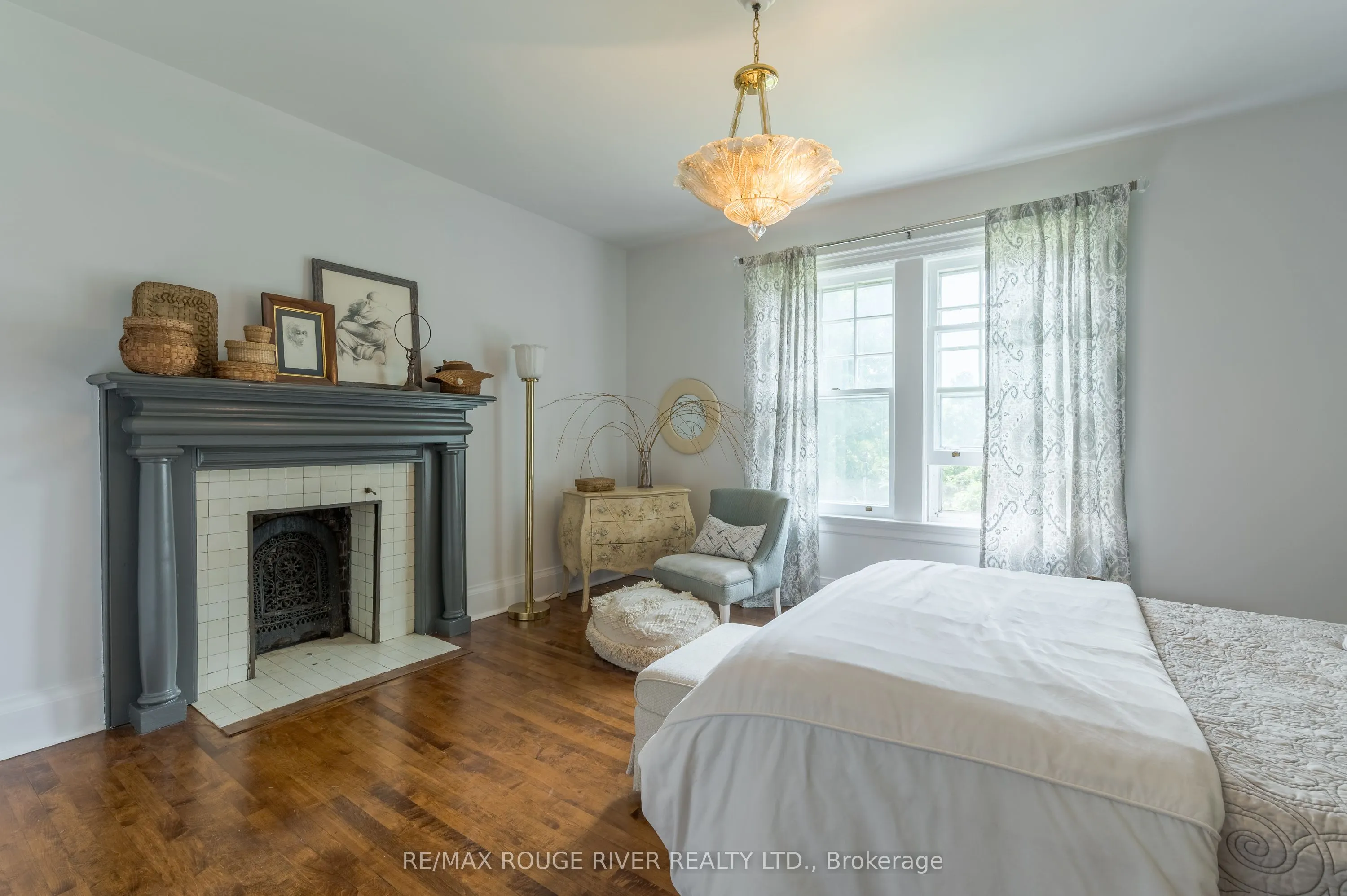 230 King Street W
