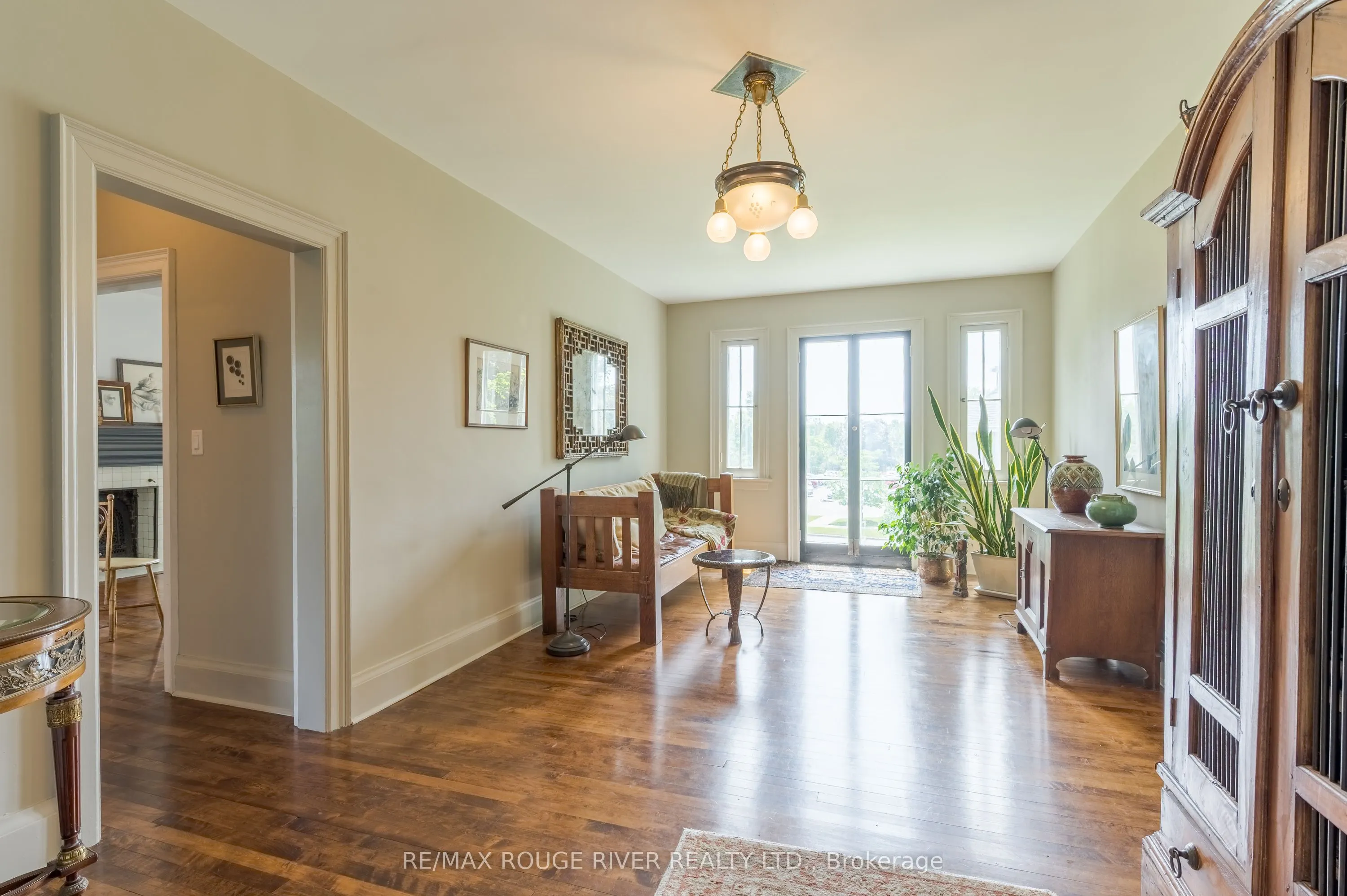 230 King Street W