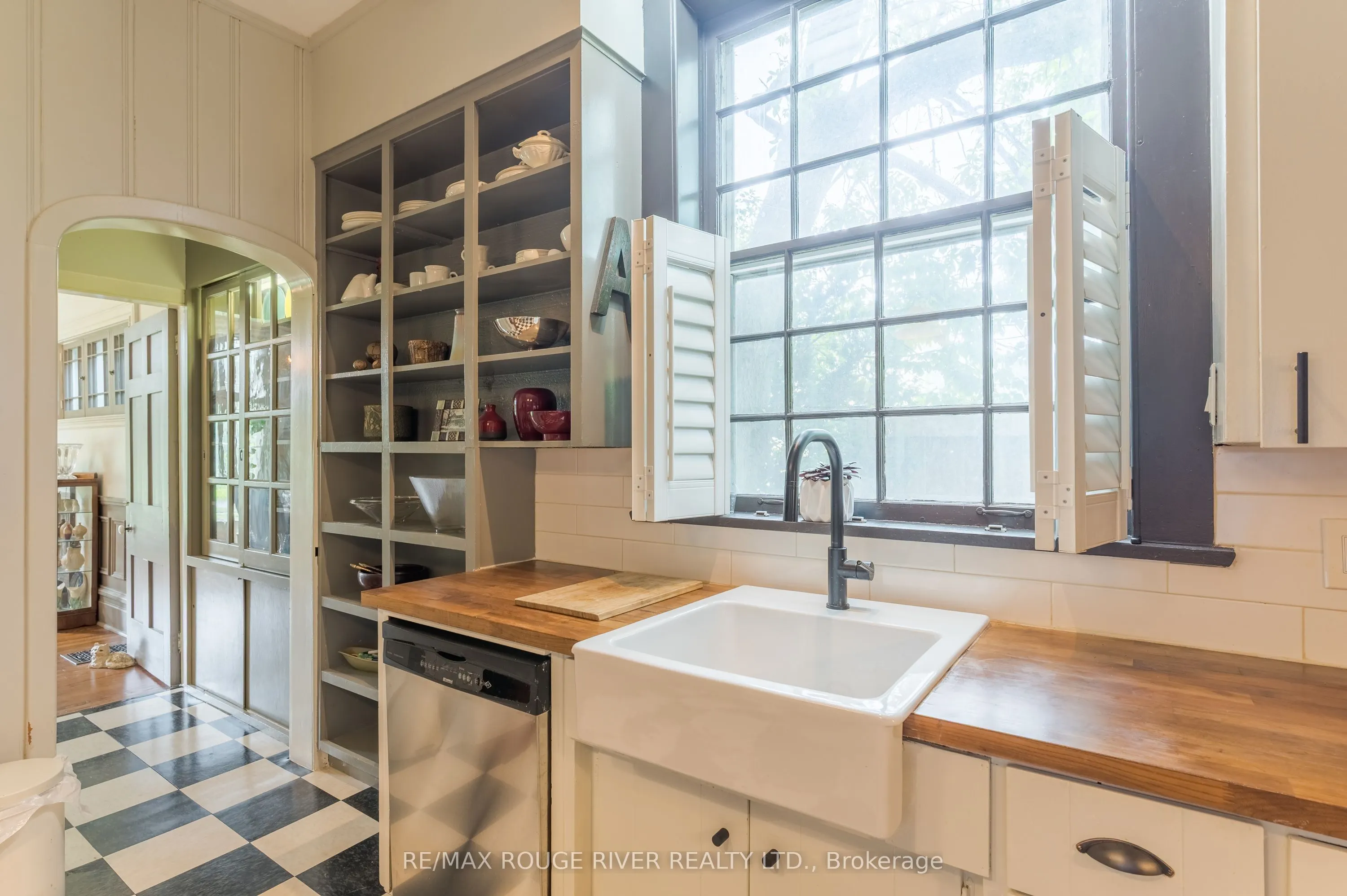 230 King Street W