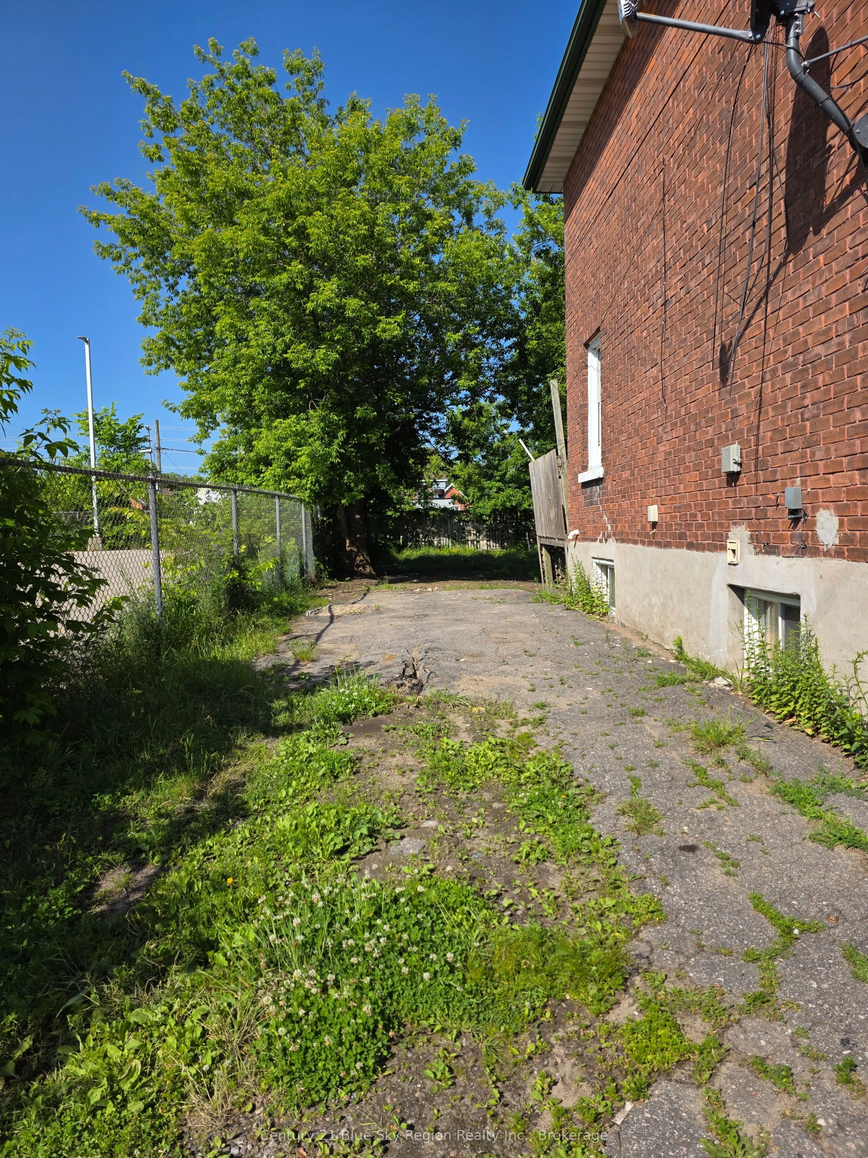 253 Second Avenue W