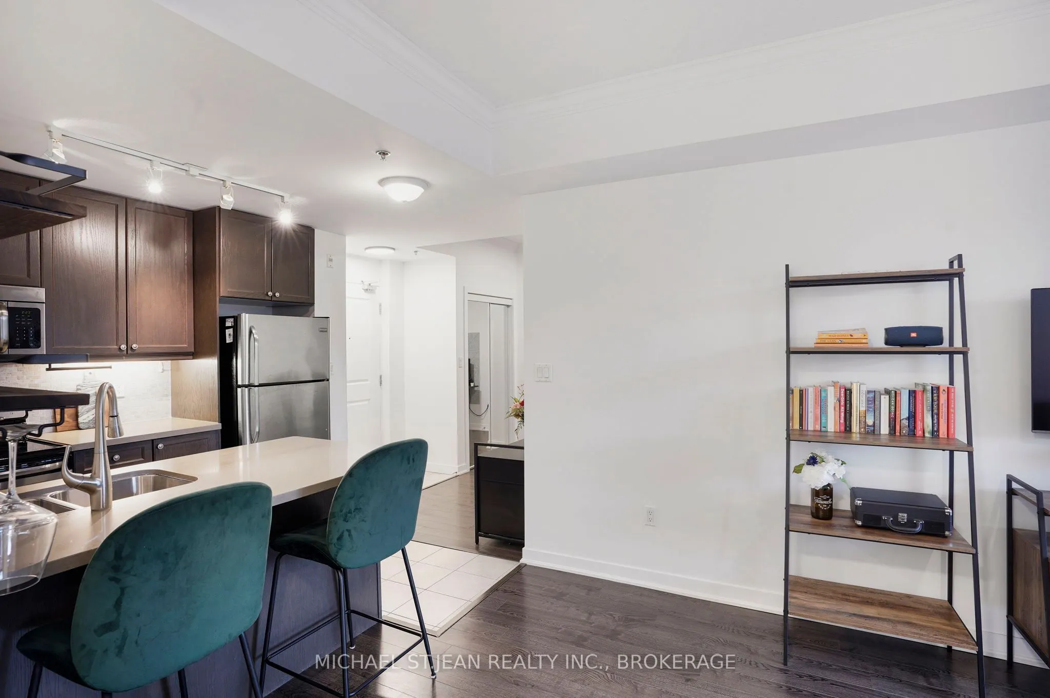 90 Charlton Avenue W, #304