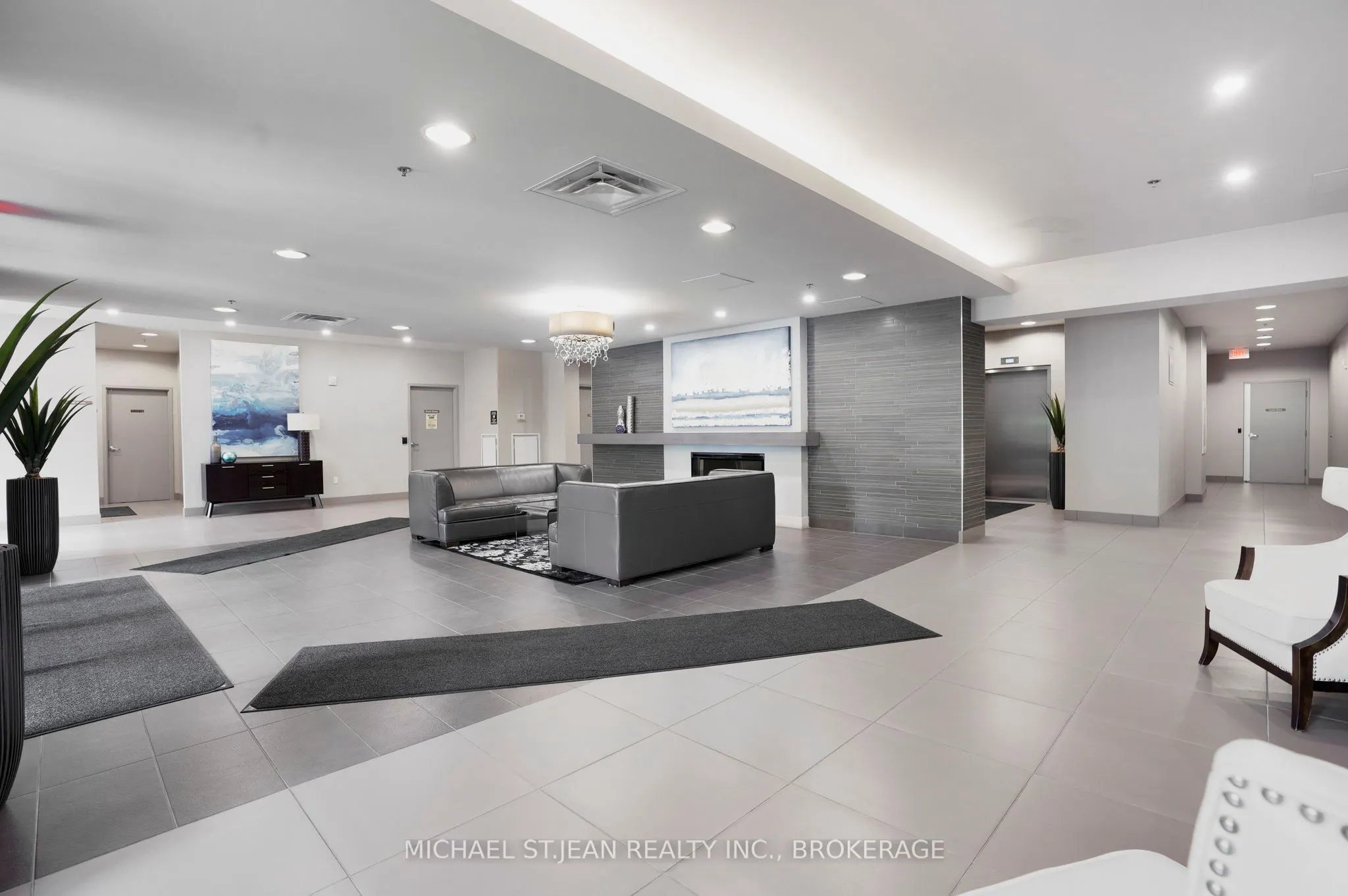 90 Charlton Avenue W, #304