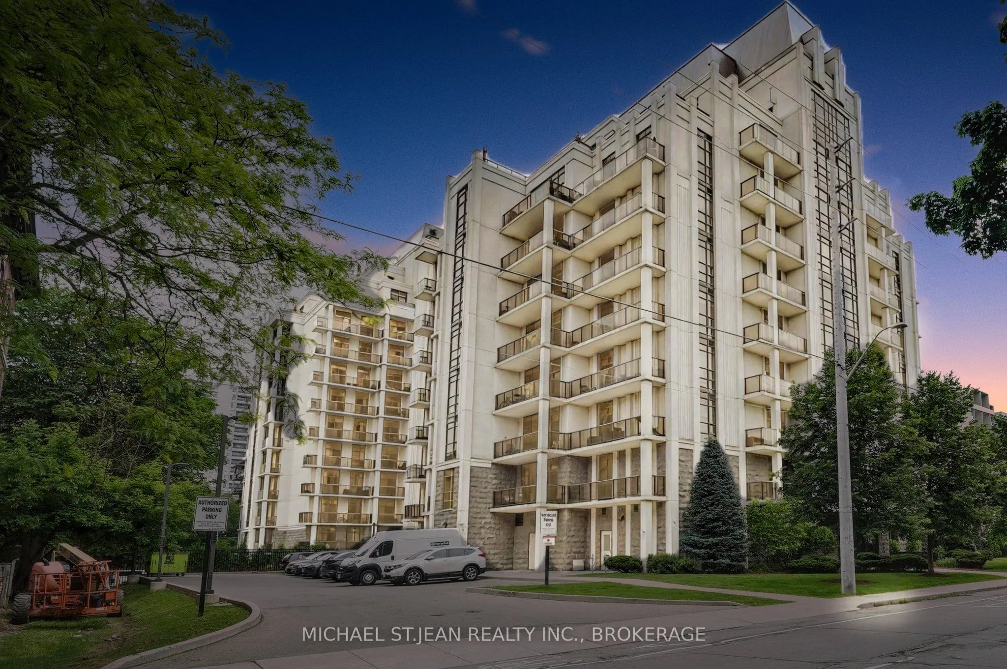 90 Charlton Avenue W, #304