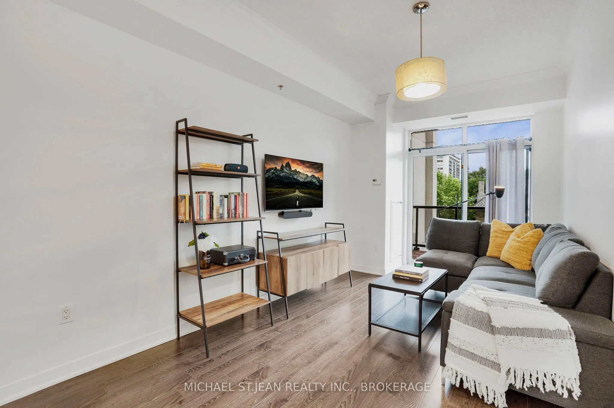 90 Charlton Avenue W, #304
