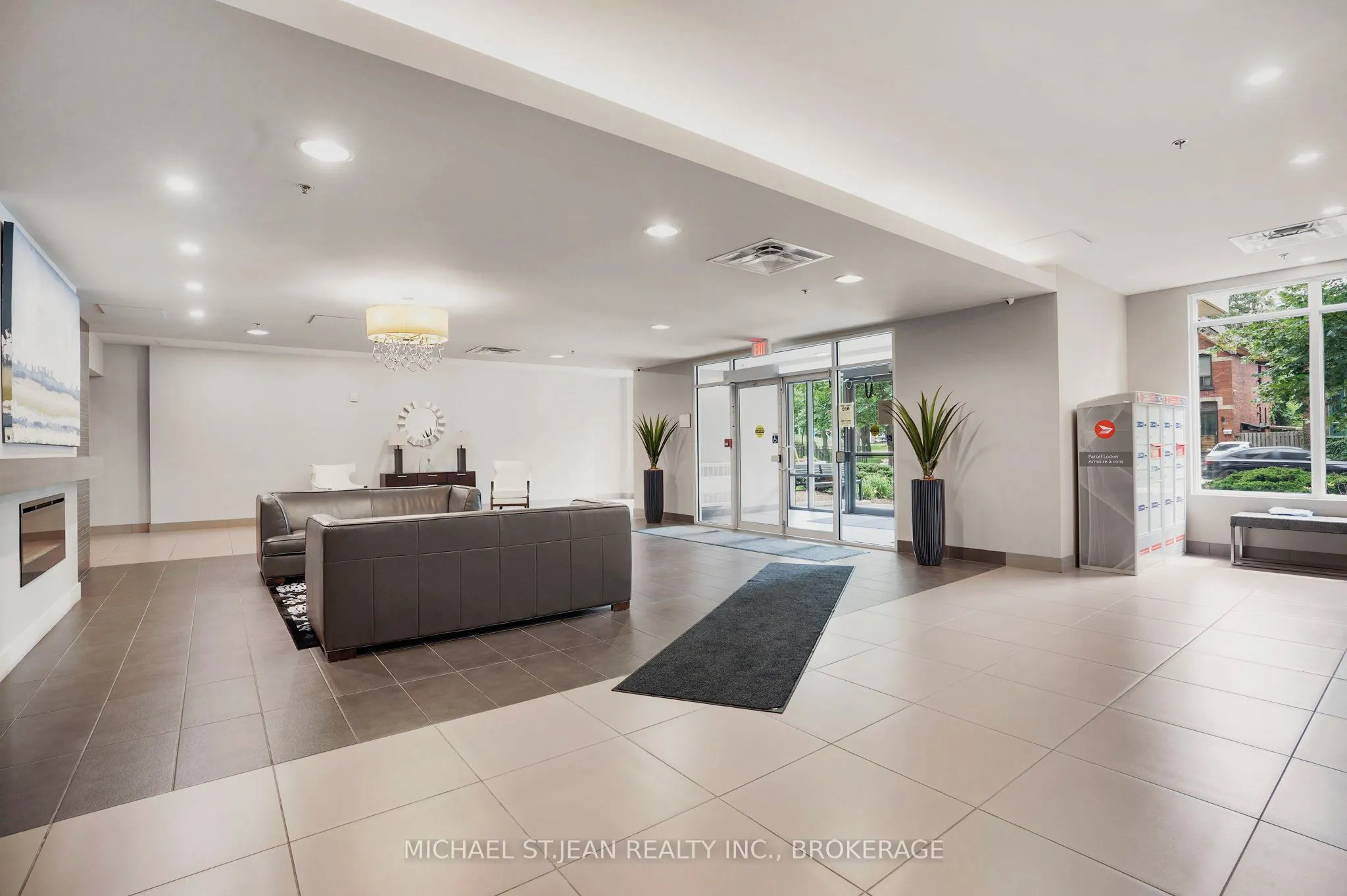 90 Charlton Avenue W, #304