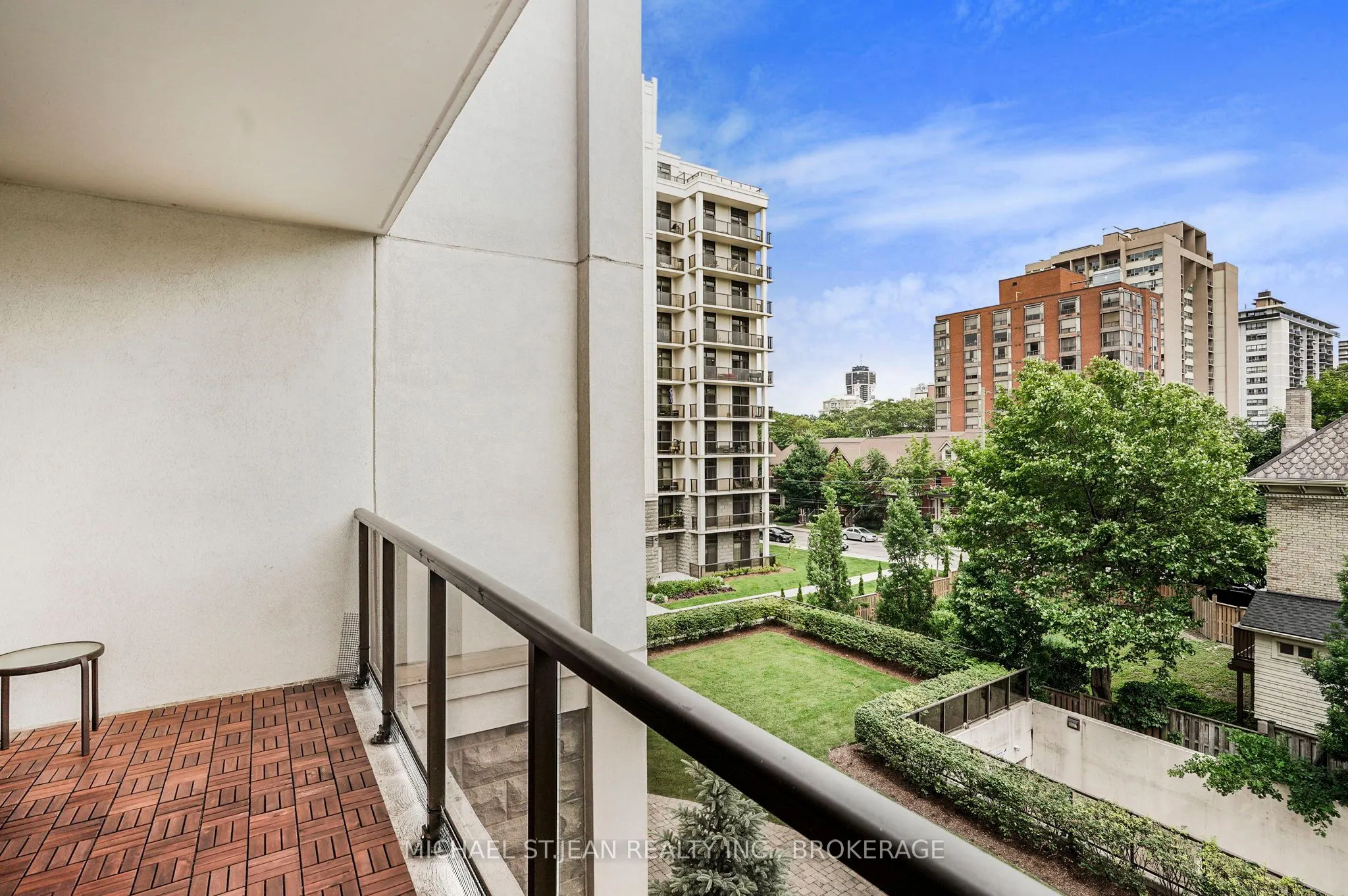 90 Charlton Avenue W, #304