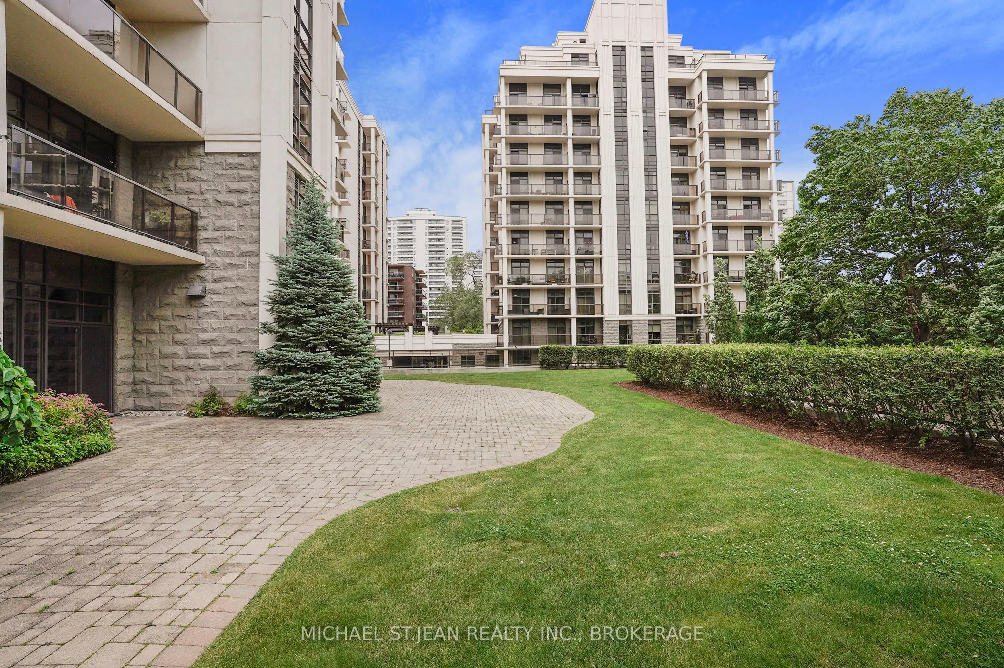90 Charlton Avenue W, #304